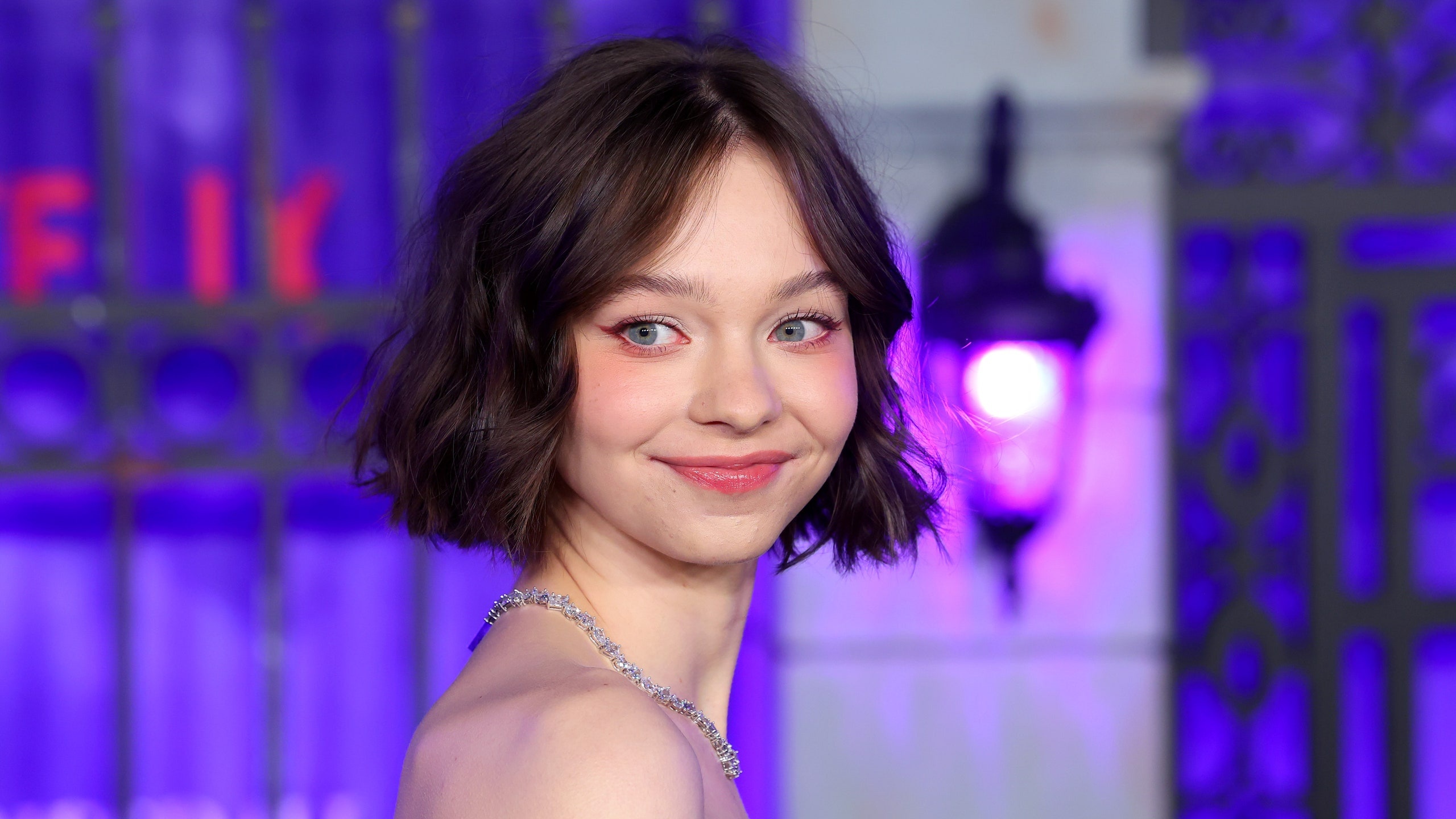 Emma Myers with diamond necklace, Dark wavy bob haircut, Purple lit premiere backdrop, HD Desktop wallpaper