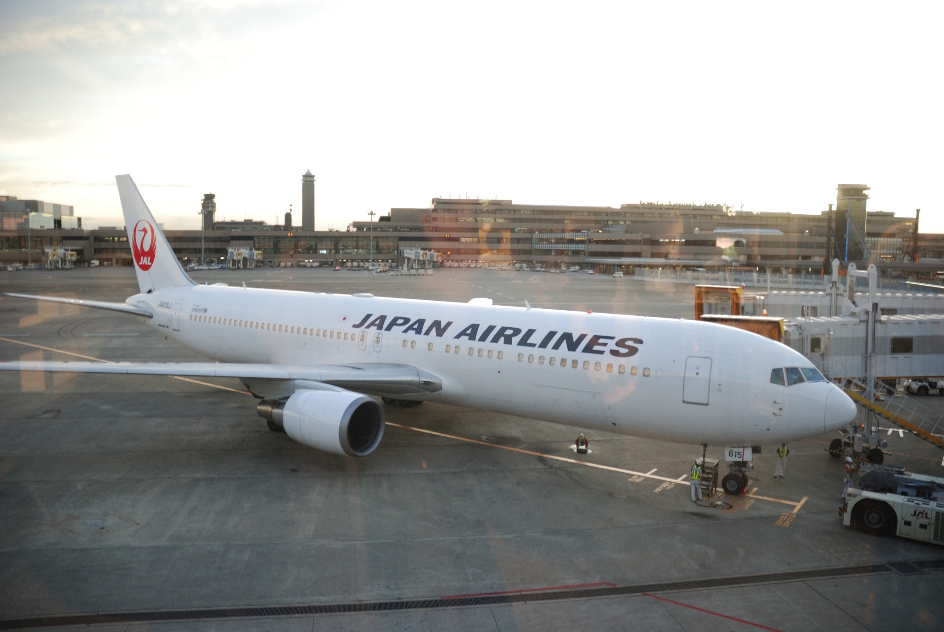 Japan Airlines, Complimentary COVID-19 insurance, International flights, Travel offers, 3000x2010 HD Desktop