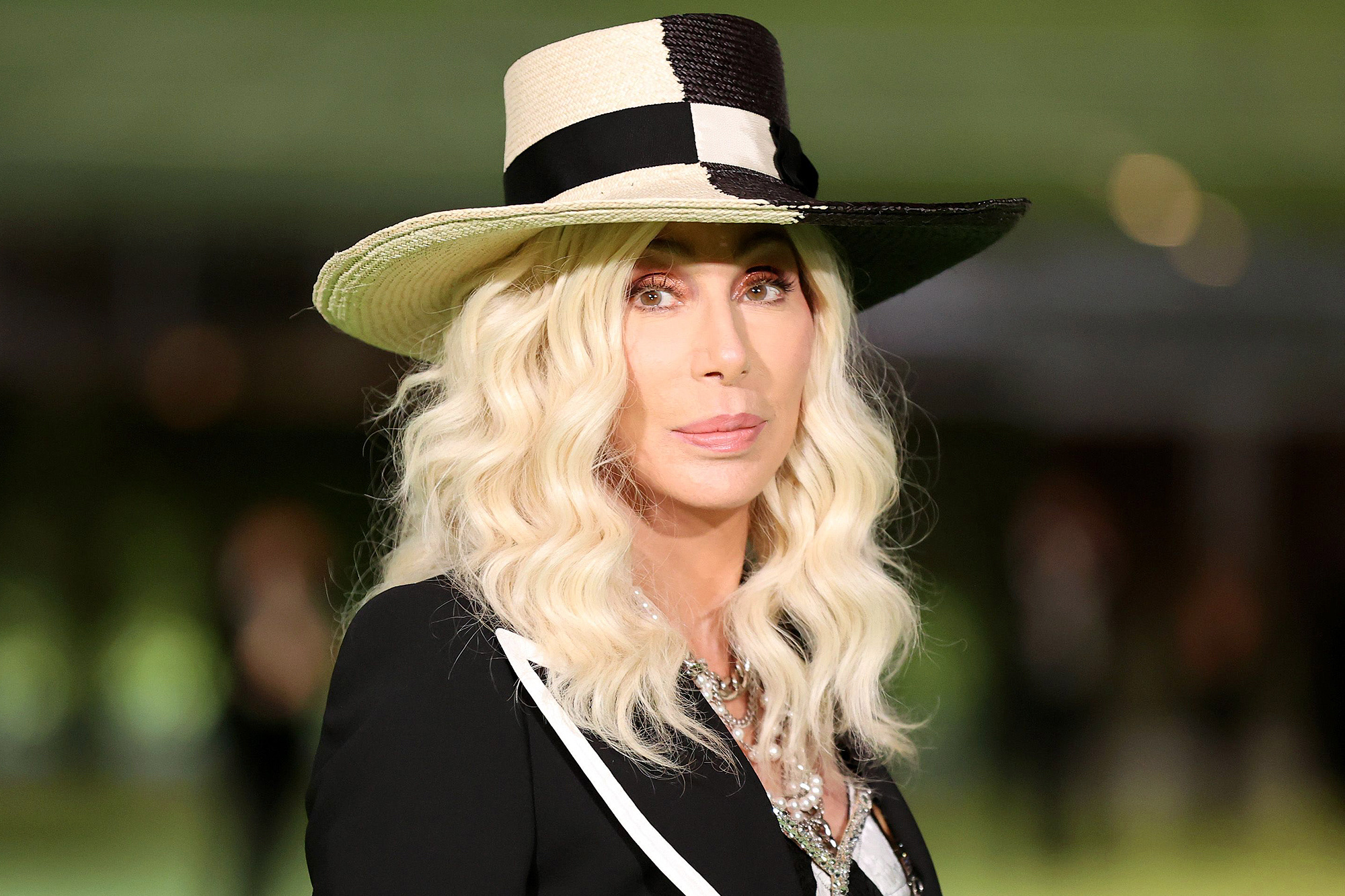Cher's personal struggles, Apologies to fans, Cher's challenges, Cher's resilience, 2000x1340 HD Desktop