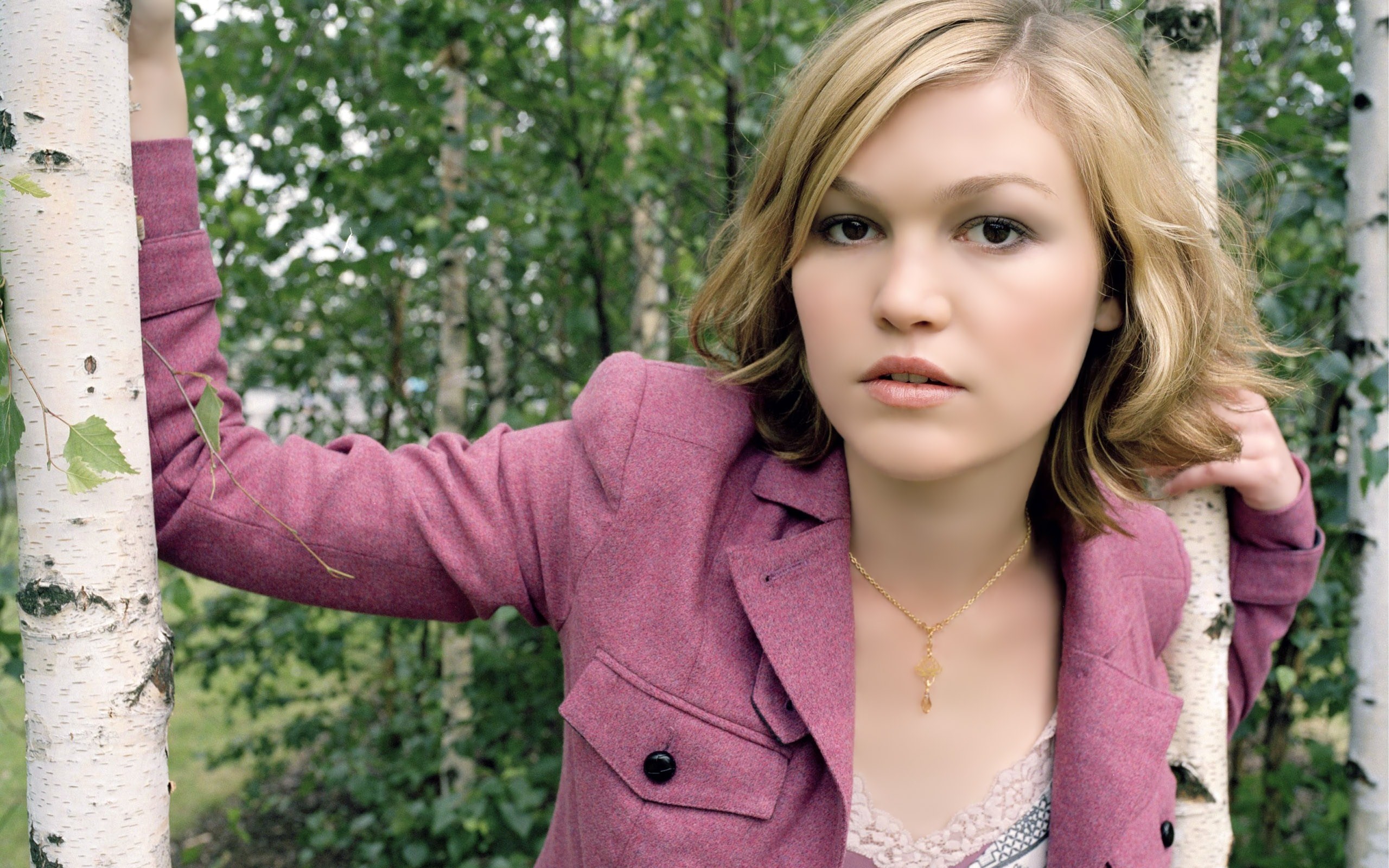 HD Julia Stiles wallpapers, Stunning looks, Classic beauty, Celebrity images, 2560x1600 HD Desktop