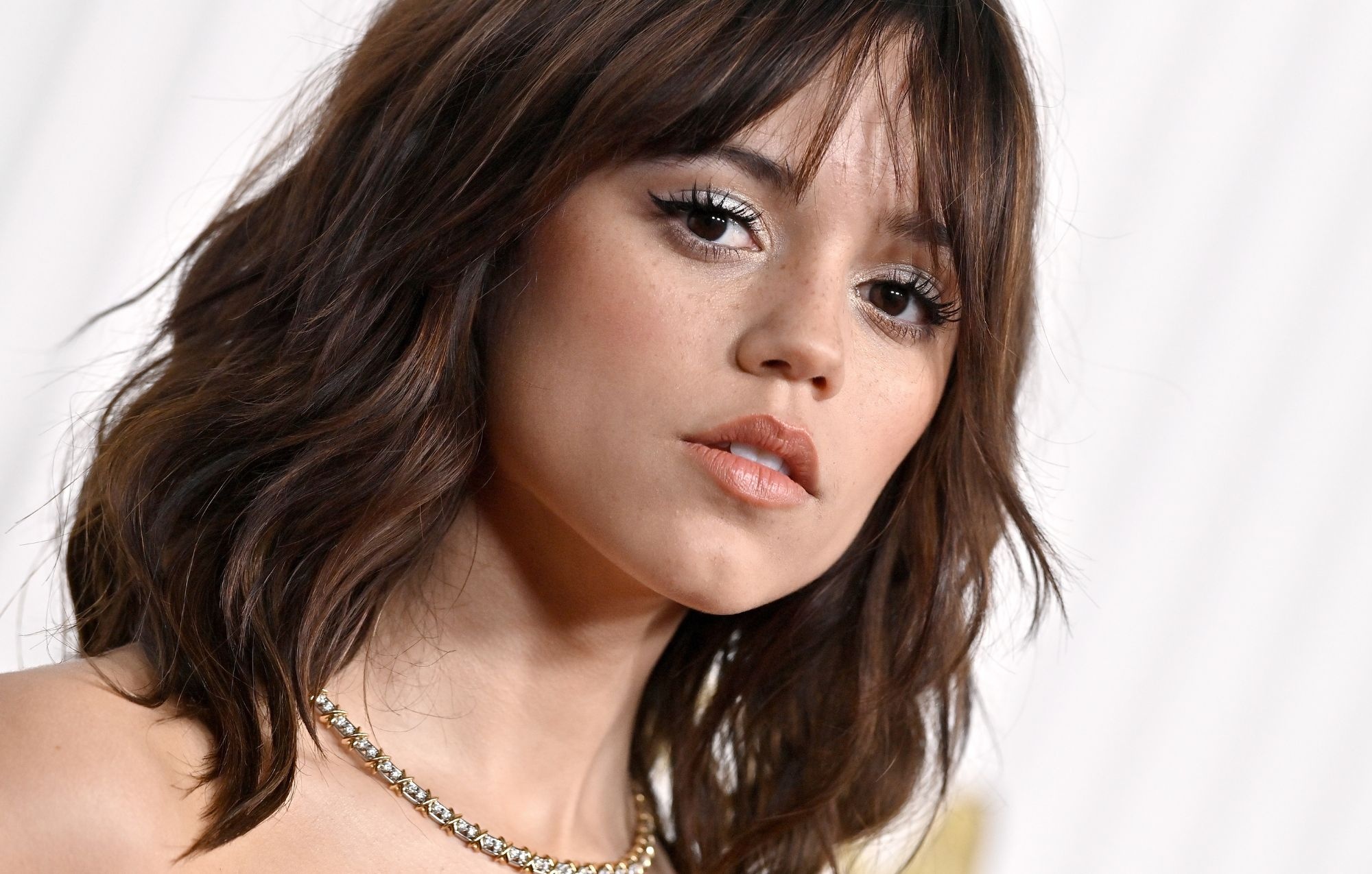 Jenna Ortega, shaggy bob with bangs, gold link choker necklace, HD Desktop wallpaper