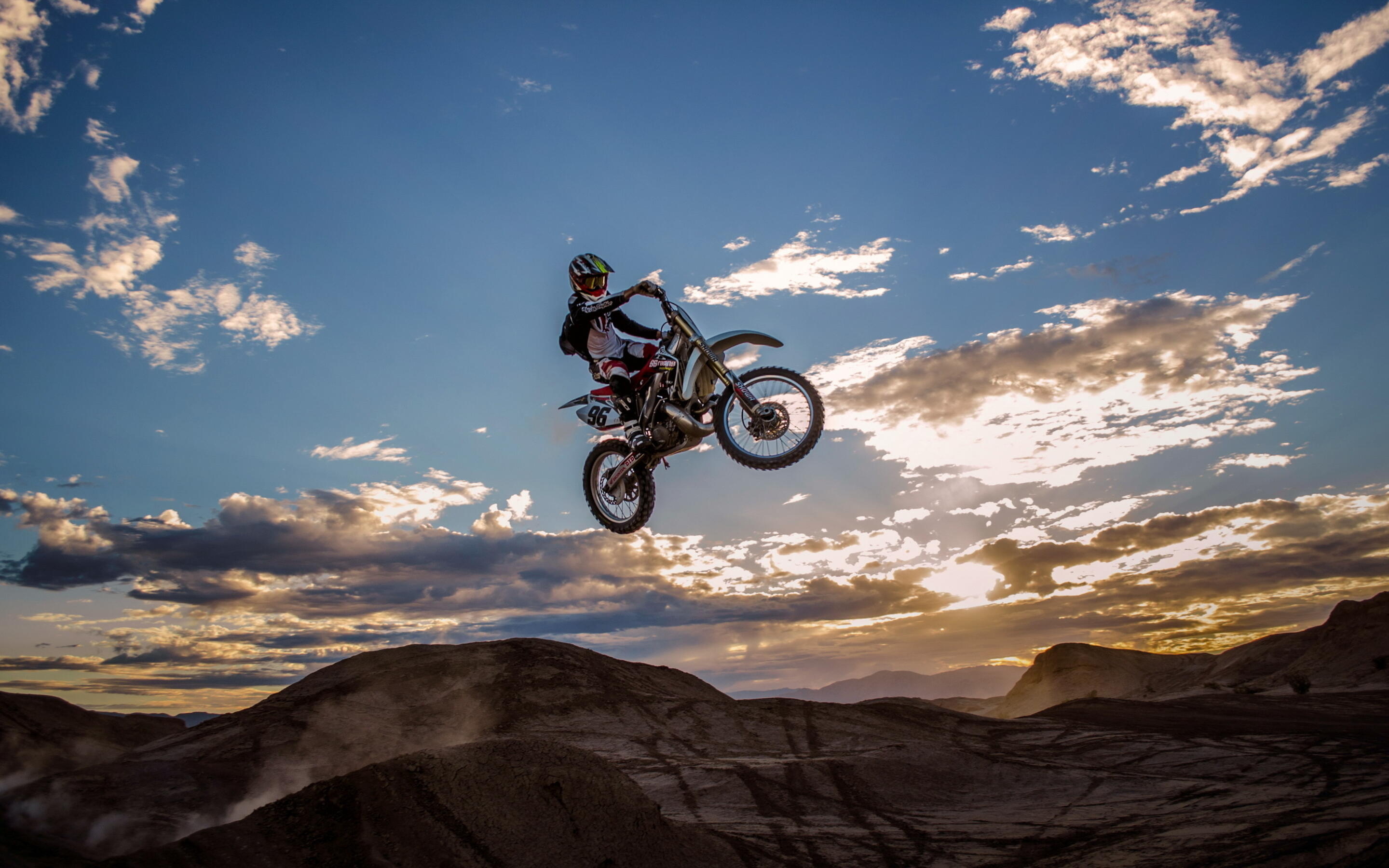 Bike stunt, Extreme sports, Gravity-defying, Exciting jumps, 2880x1800 HD Desktop