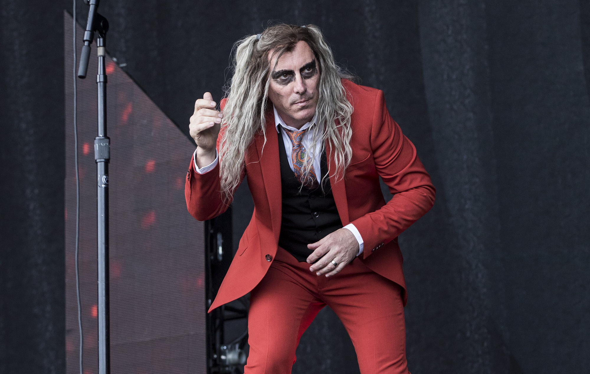 Maynard James Keenan, Music icon, Dark aesthetics, Energetic performances, 2000x1270 HD Desktop