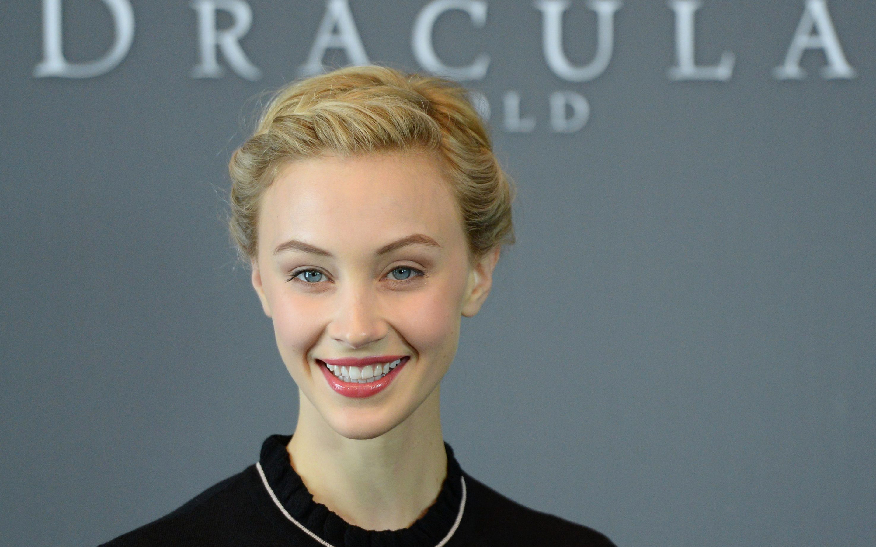 Sarah Gadon wallpapers, Posted Zoey Mercado, 2880x1800 HD Desktop