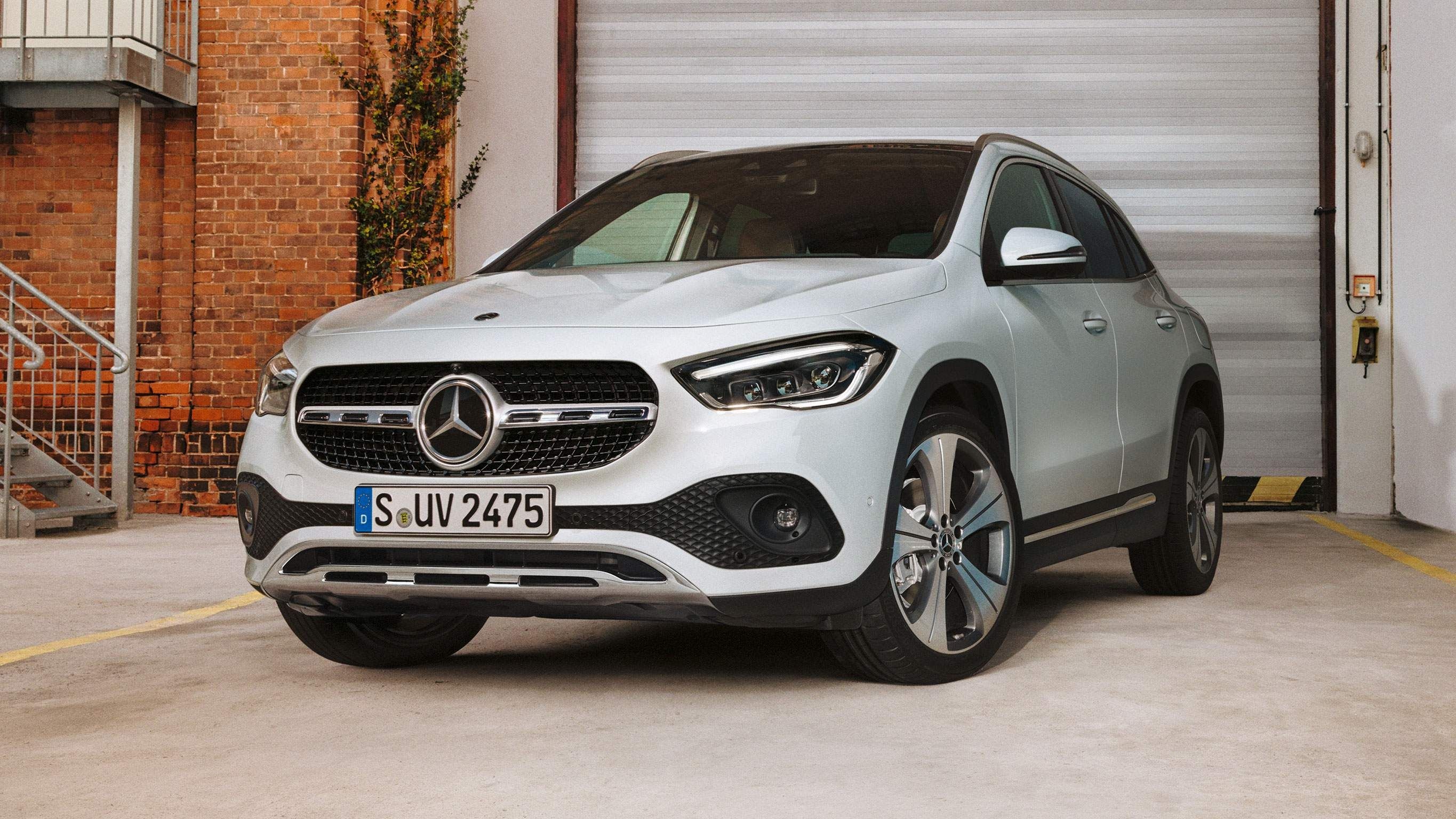 Mercedes-Benz GLA, Compact crossover, Sporty elegance, Cutting-edge technology, 2730x1540 HD Desktop