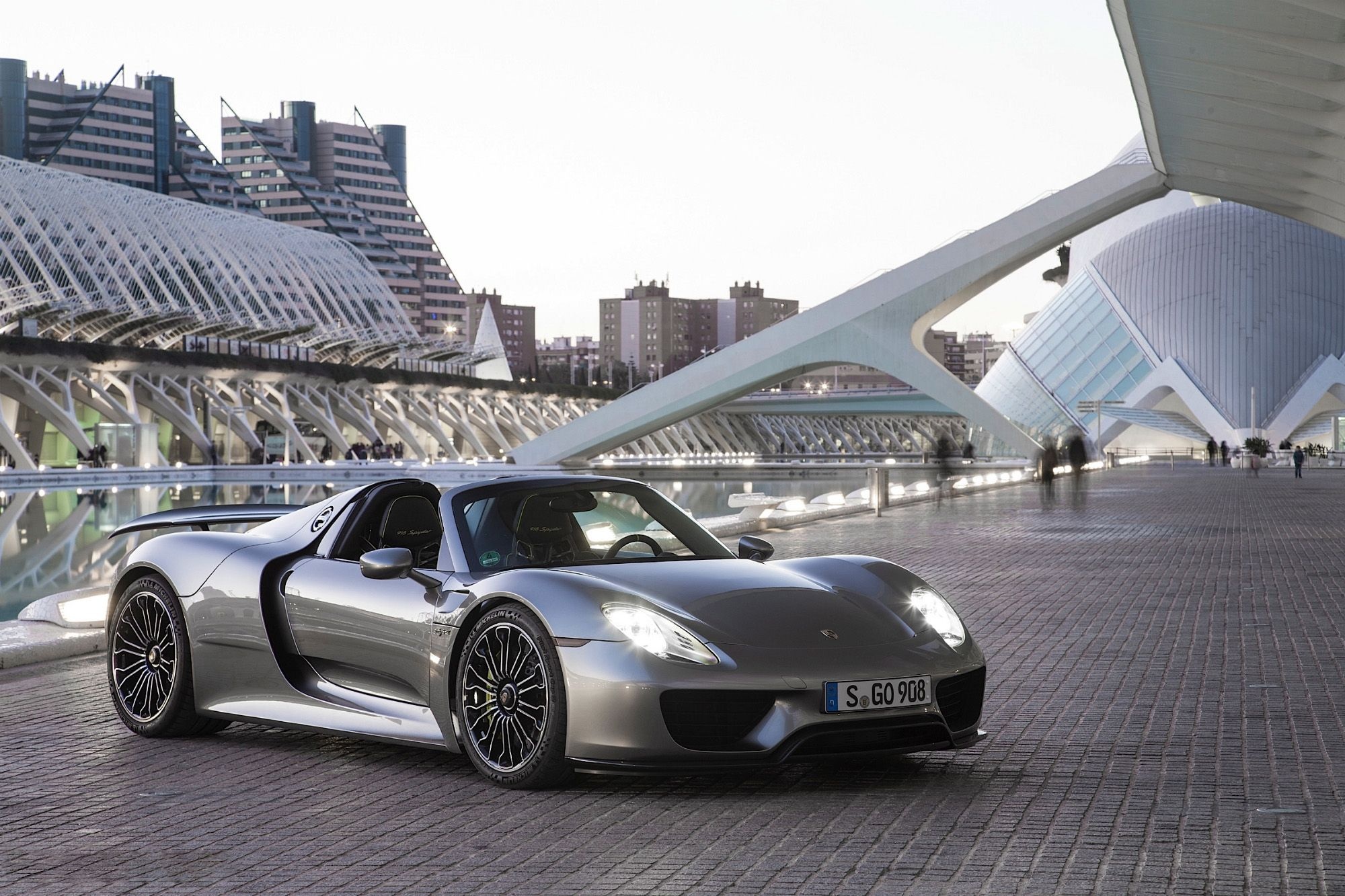 Porsche 918 Spyder, City of Arts and Sciences, Santiago Calatrava architecture, HD Desktop wallpaper