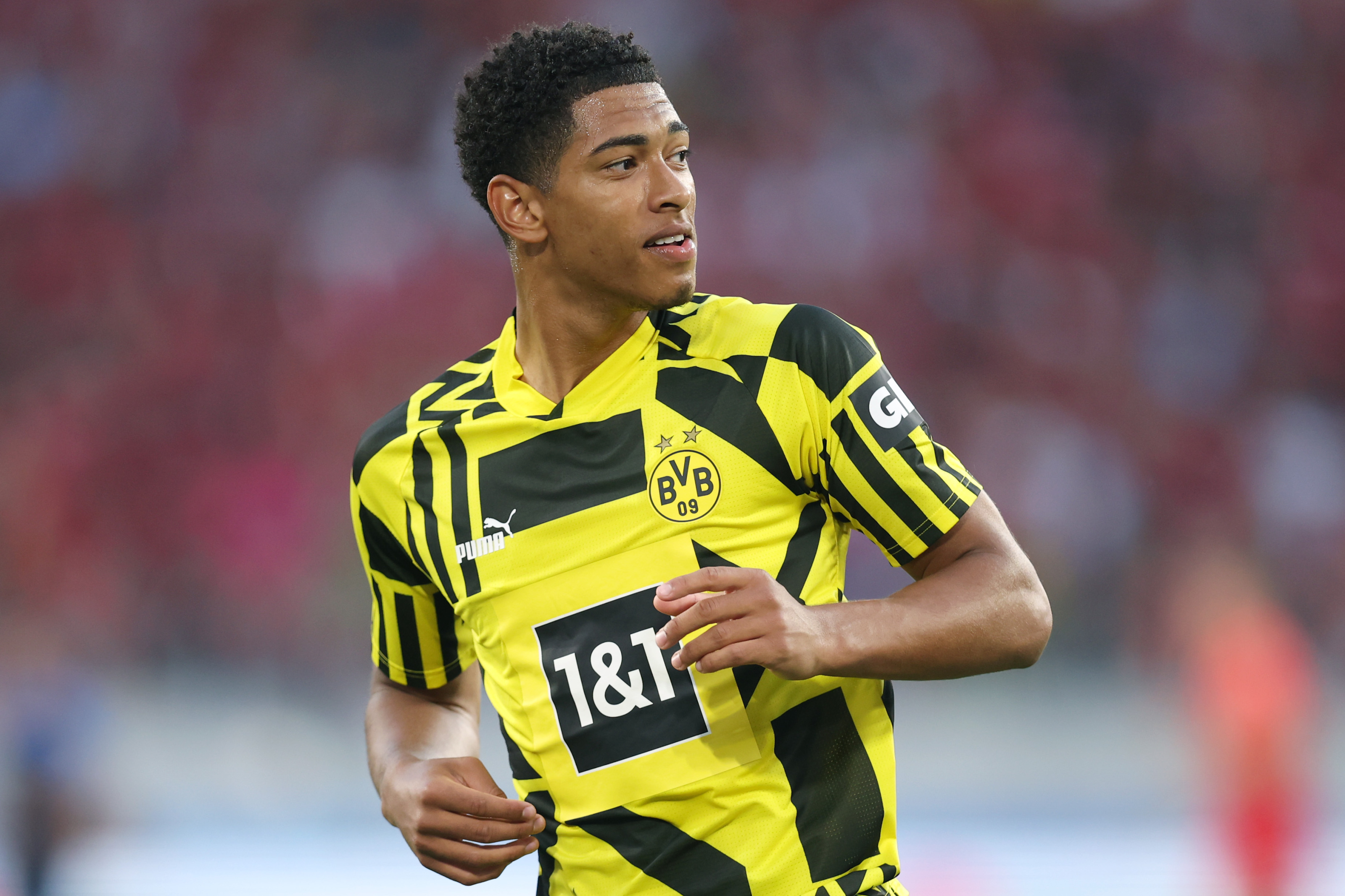 Jude Bellingham, Borussia Dortmund kit, Blurred stadium background, HD Desktop wallpaper