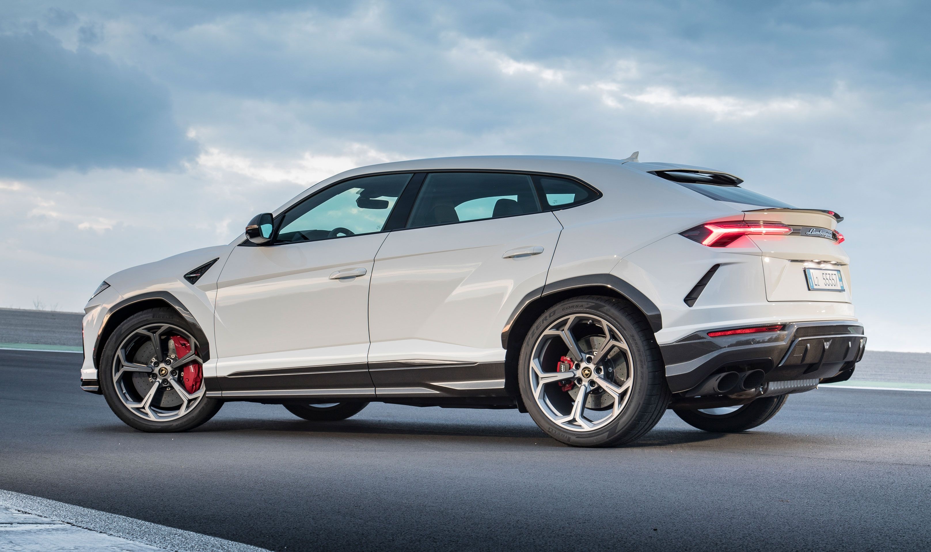 Lamborghini Urus, Fastest SUV, Speed and power, Unrivaled performance, 3240x1920 HD Desktop