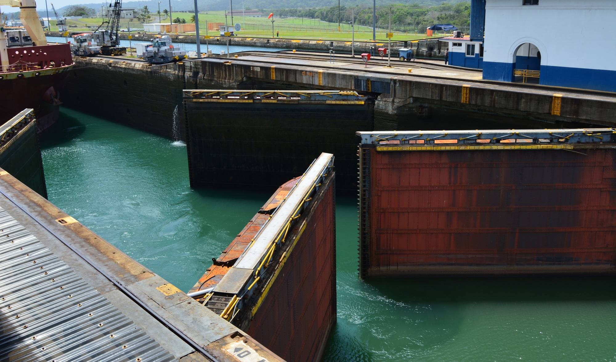 Panama Canal, Ships from Venezuela, Transit, Panama, 2000x1180 HD Desktop