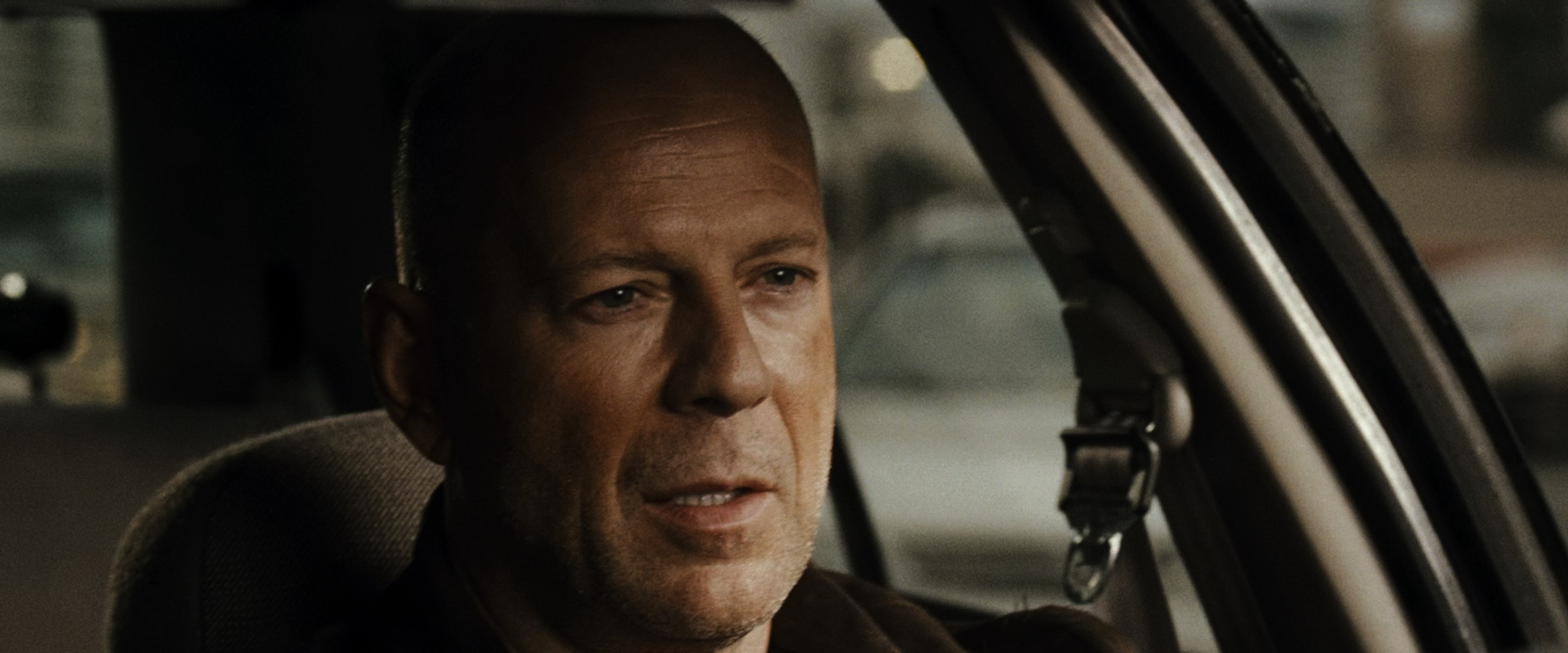 Live Free or Die Hard, 2007 webrip quality, High dynamic range visuals, Stunning cinematography, 3840x1600 Dual Screen Desktop
