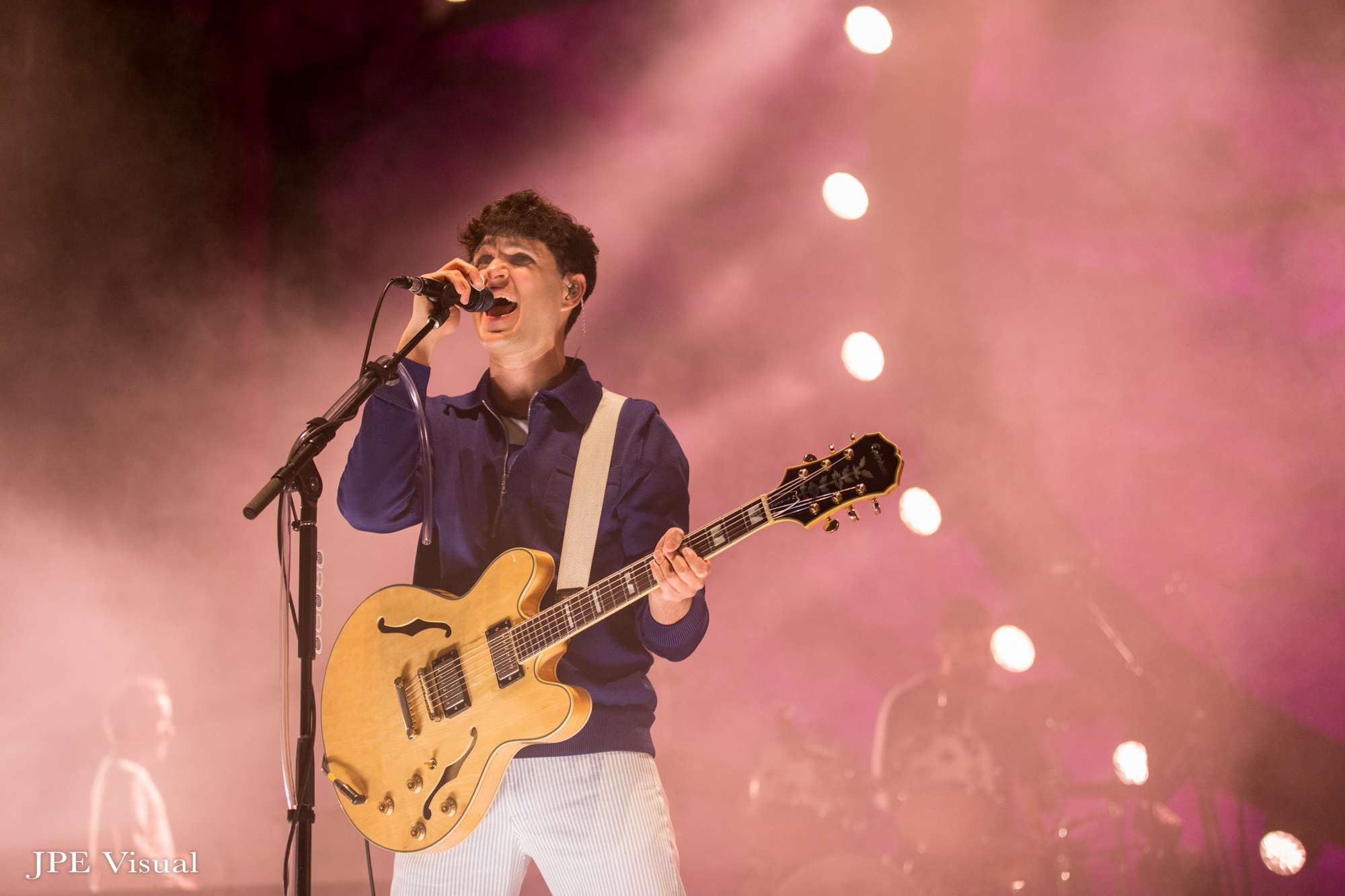 Red Rocks performance, Captivating stage presence, Exhilarating live energy, Crowd interaction, 2000x1340 HD Desktop