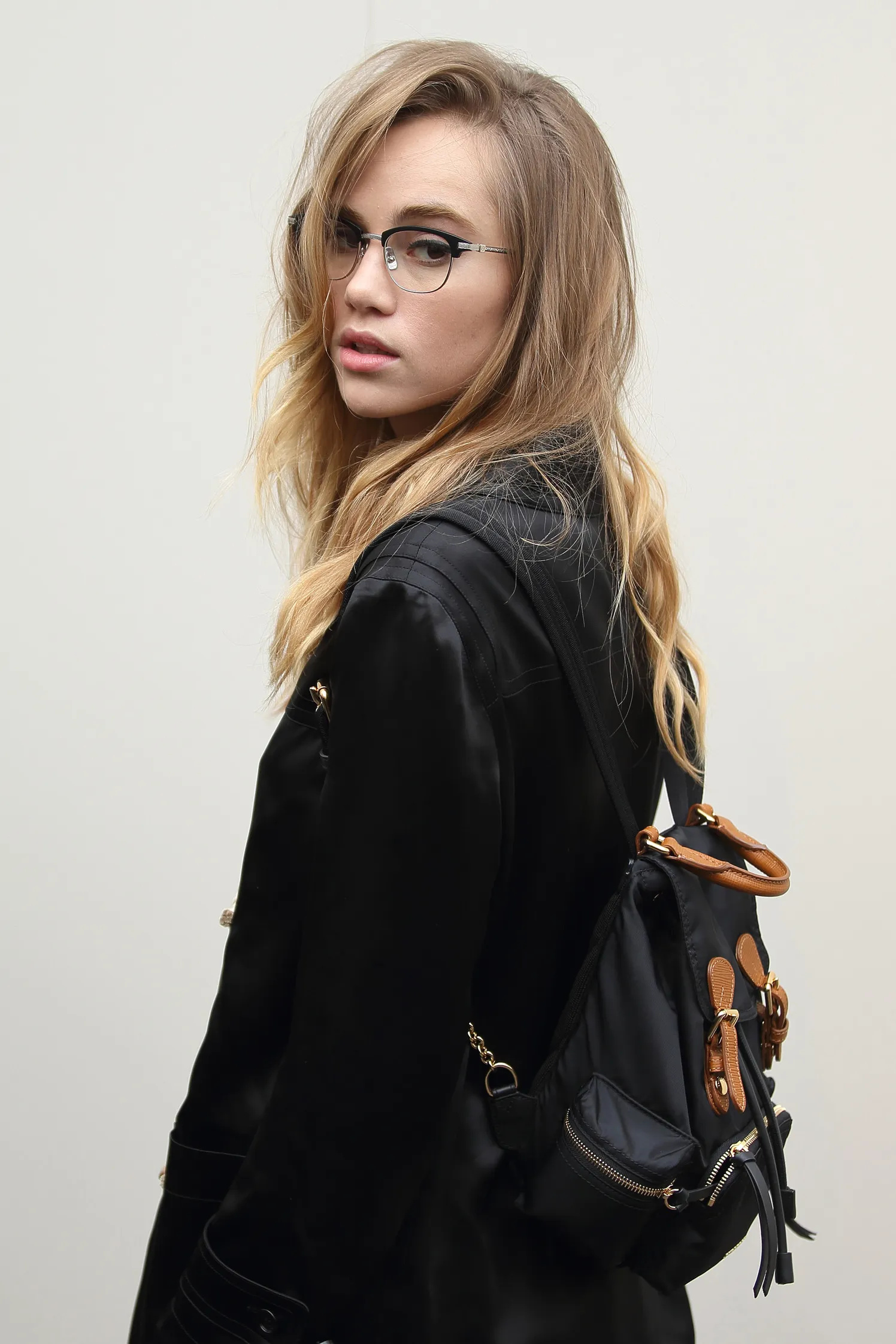 Suki Waterhouse, Burberry Fall 2016 front row, Geek chic style, Fashion inspiration, 1500x2250 HD Phone