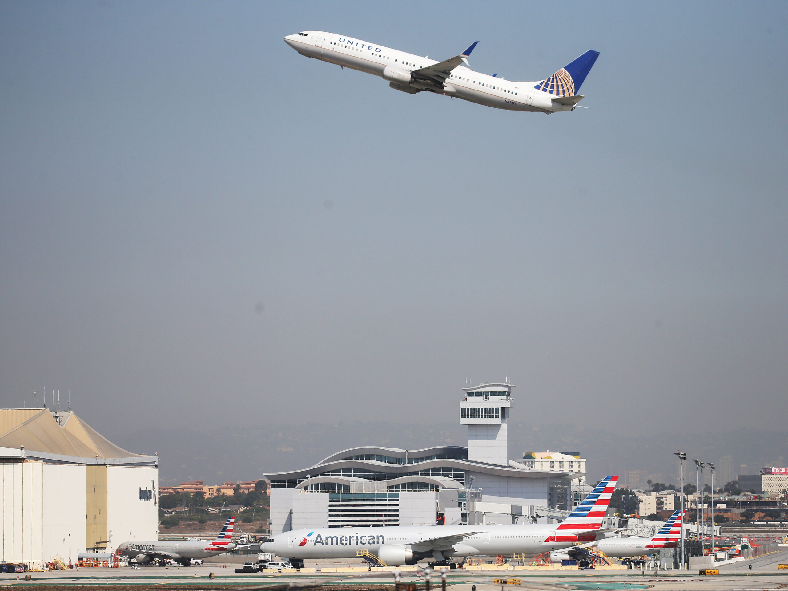 Los Angeles Airport, Person flying with Jetpack, Spotted again, Wabe, 2560x1920 HD Desktop