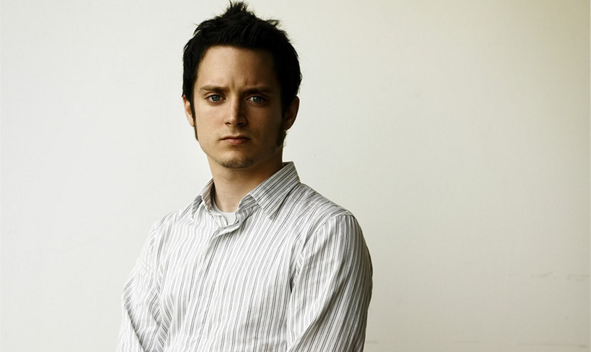 Elijah Wood, Posted By, Ryan Simpson, Wallpapers, 2340x1400 HD Desktop