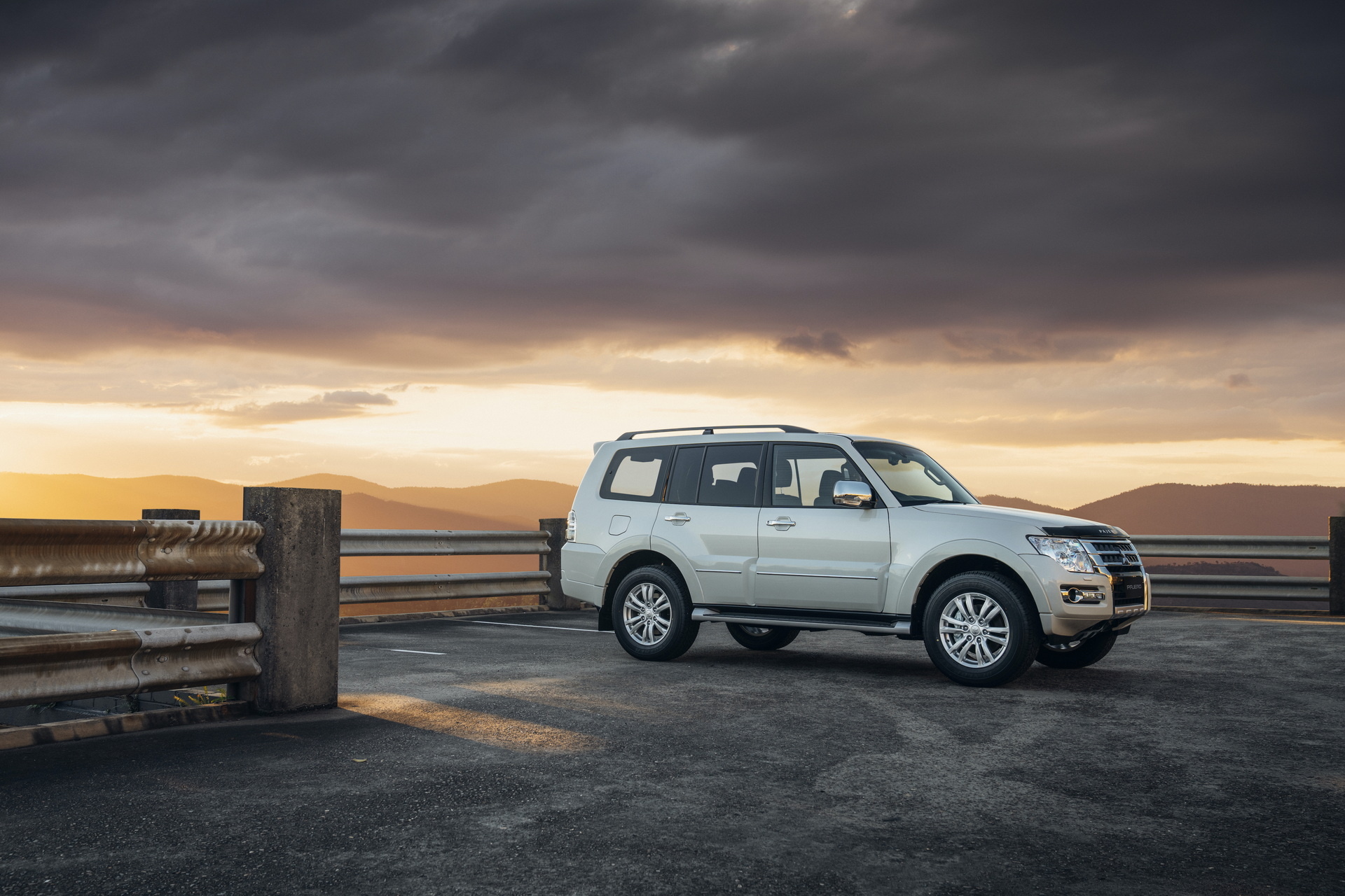 Mitsubishi Pajero, Unique factory, Unexpected buyer, 1920x1280 HD Desktop