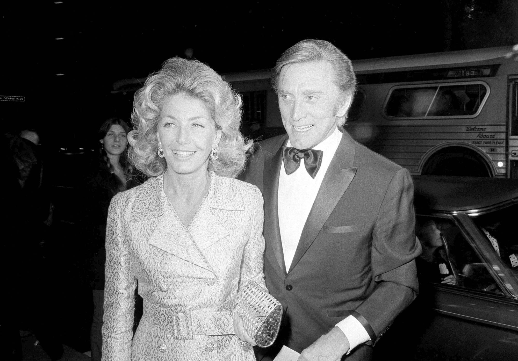 Kirk Douglas, Life of passion, TV and cinema, 2000x1400 HD Desktop
