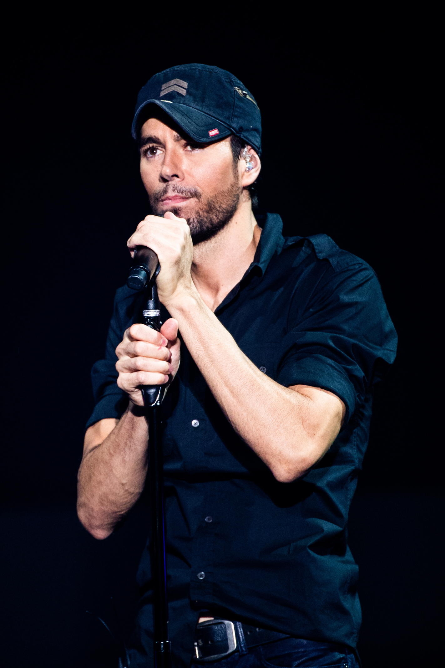 Enrique Iglesias, Private snapshot, Twins Nicholas, Lucy, 1430x2140 HD Phone