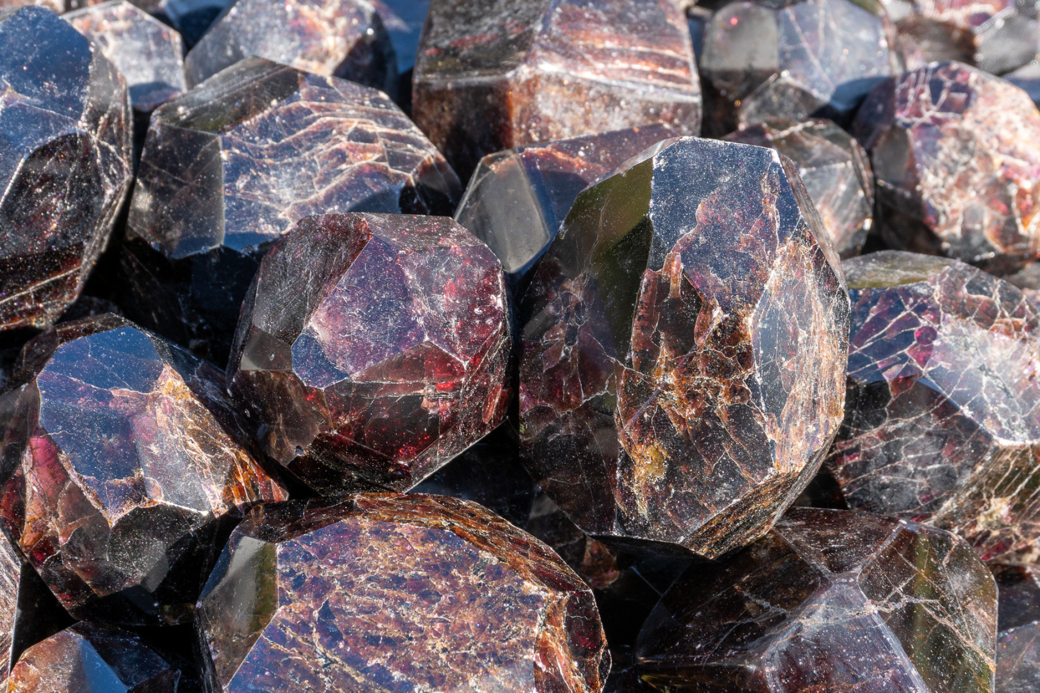 Garnet gemstone, Garnet meanings and properties, The Crystal Council's insights, Spiritual healing, 2050x1370 HD Desktop