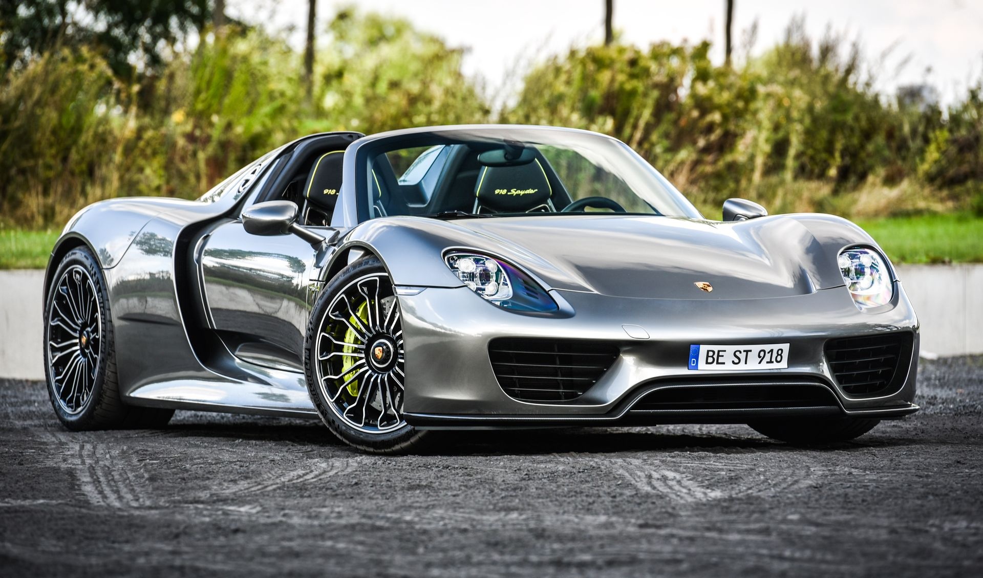 Porsche 918 Spyder, Acid green brake calipers, Gravel driveway setting, HD Desktop wallpaper
