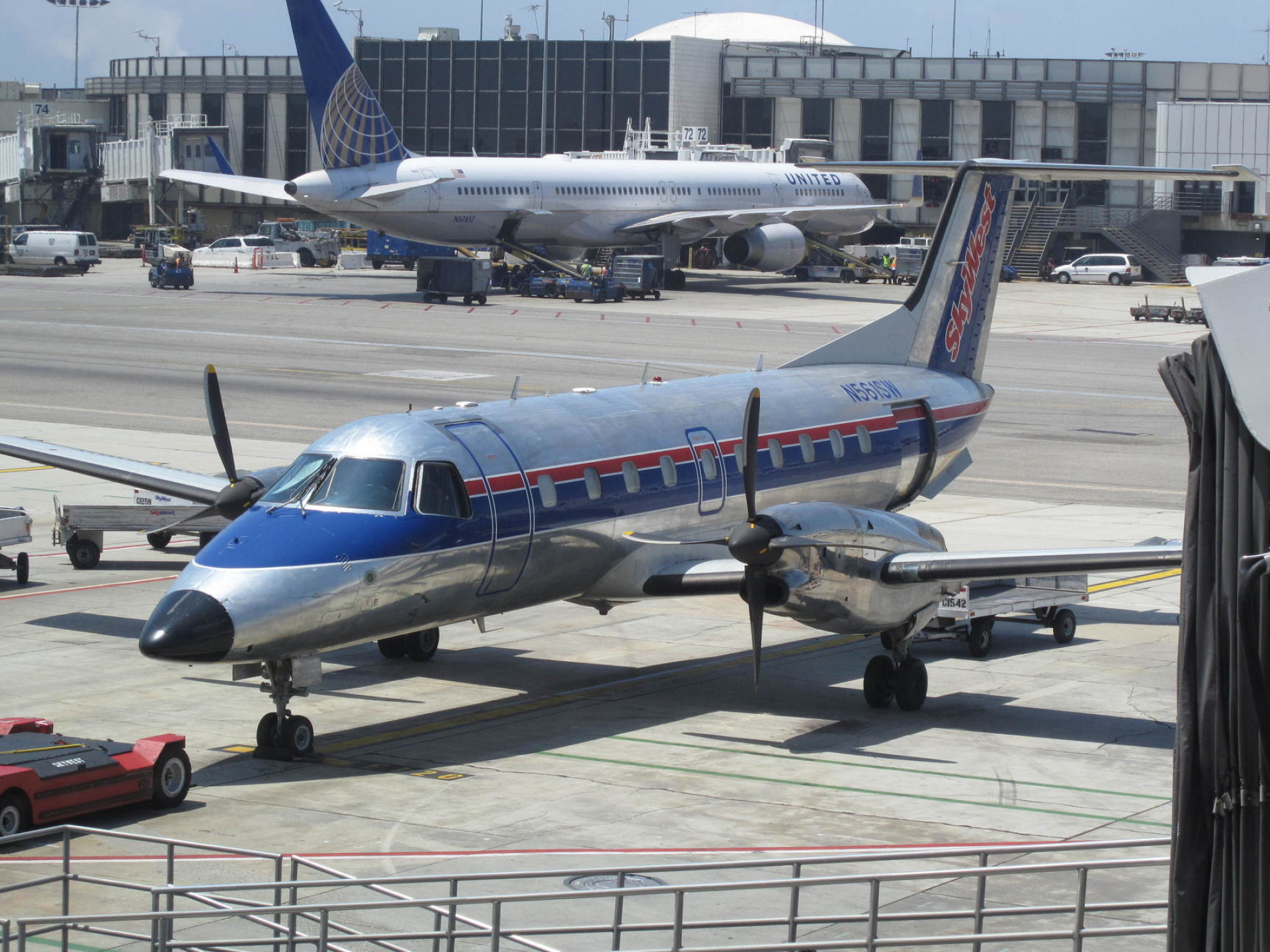 SkyWest Airlines, Aircraft N561SW, EMB 120 Brasilia, 1920x1440 HD Desktop
