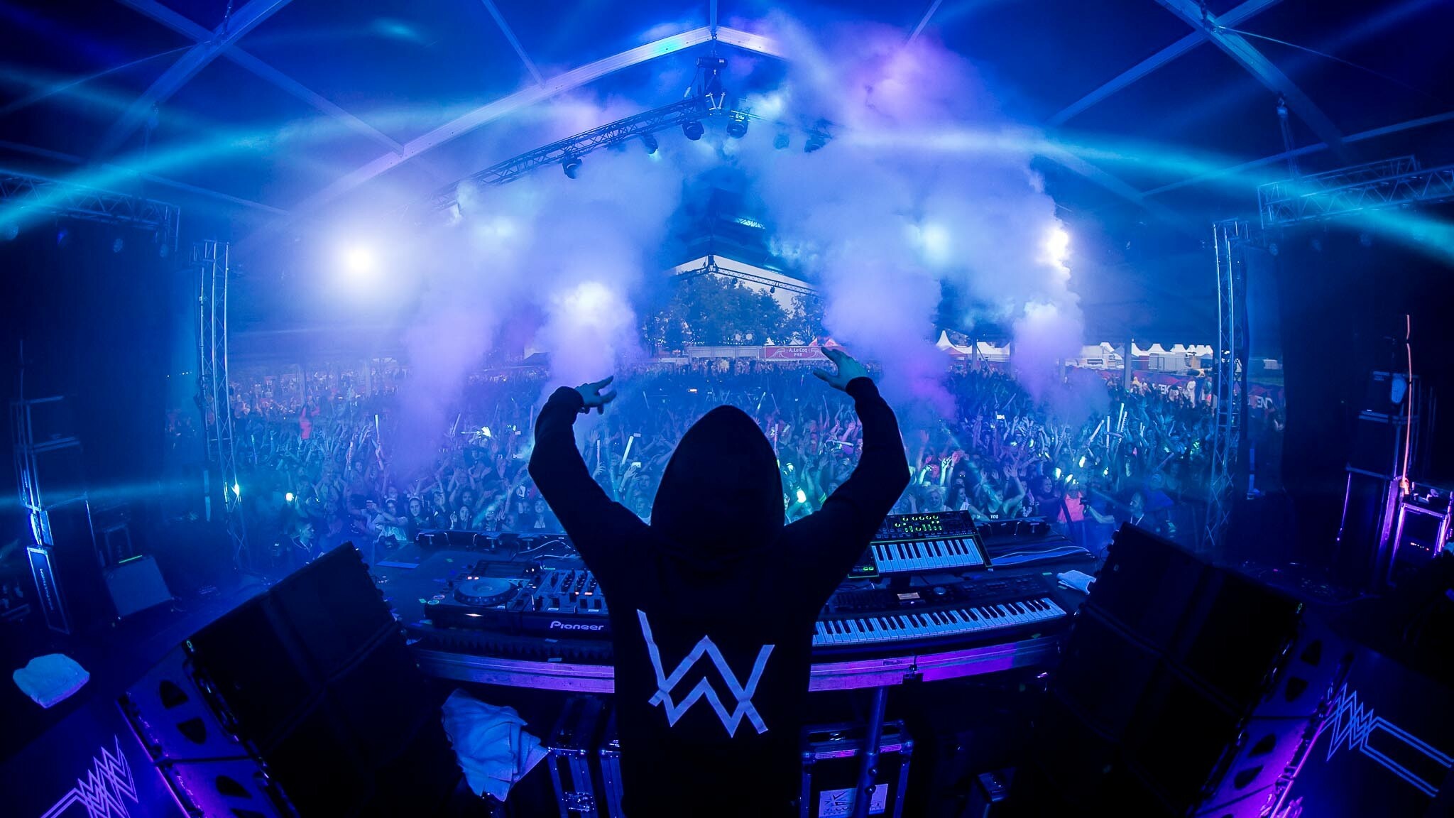 Alan Walker, Concert wallpapers, Unforgettable performances, 2050x1160 HD Desktop