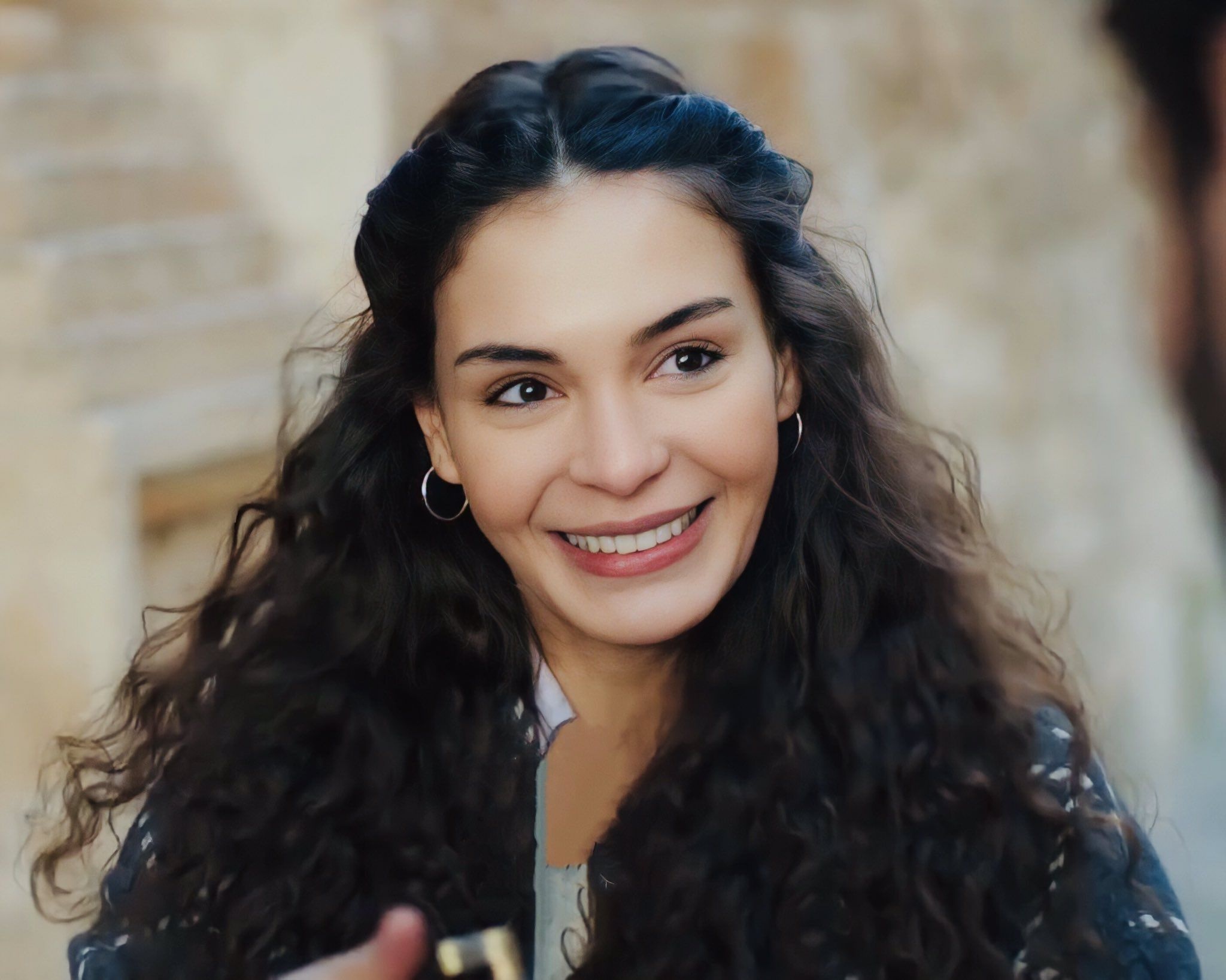 Ebru Sahin, Reyyan character, Hercai episode, Stylish hair, 2050x1640 HD Desktop