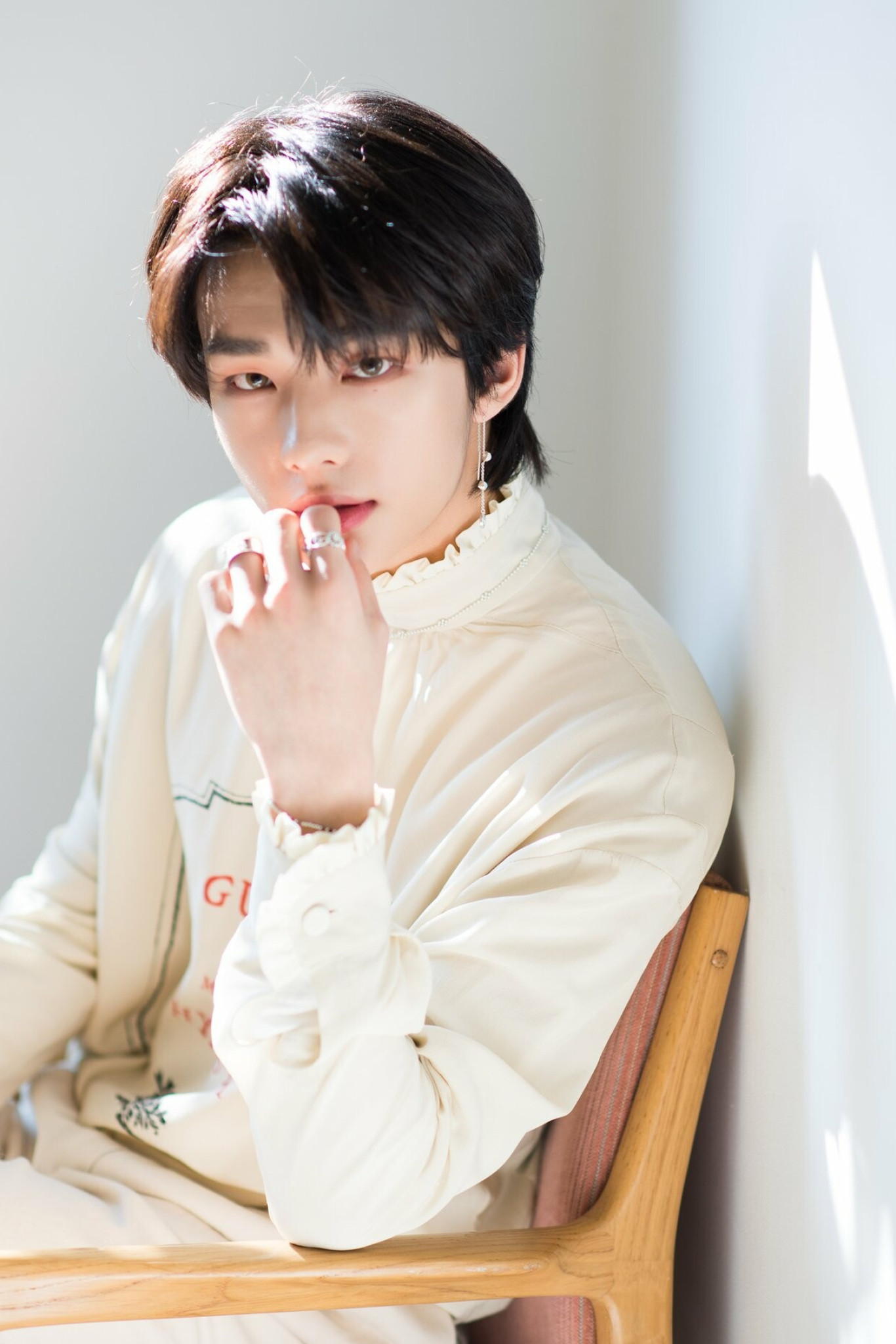 Hyunjin (Stray Kids), Multitalented artist, Charismatic stage presence, Youthful energy, 1370x2050 HD Phone