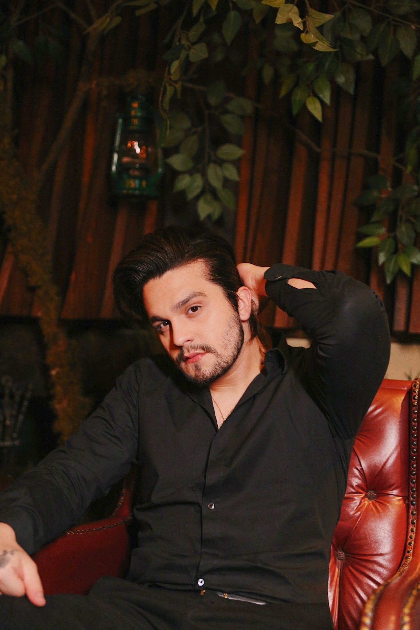 Luan Santana, Captivating performances, Mesmerizing melodies, Brazilian superstar, 1370x2050 HD Phone