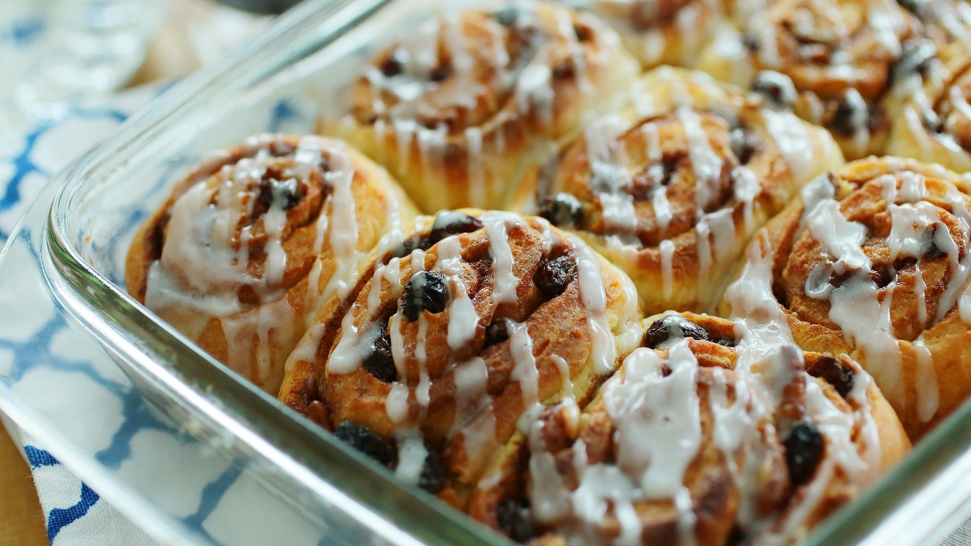 Cinnamon roll, Scrumptious dessert, Appetizing pastry, Tasty treat, 1920x1080 Full HD Desktop