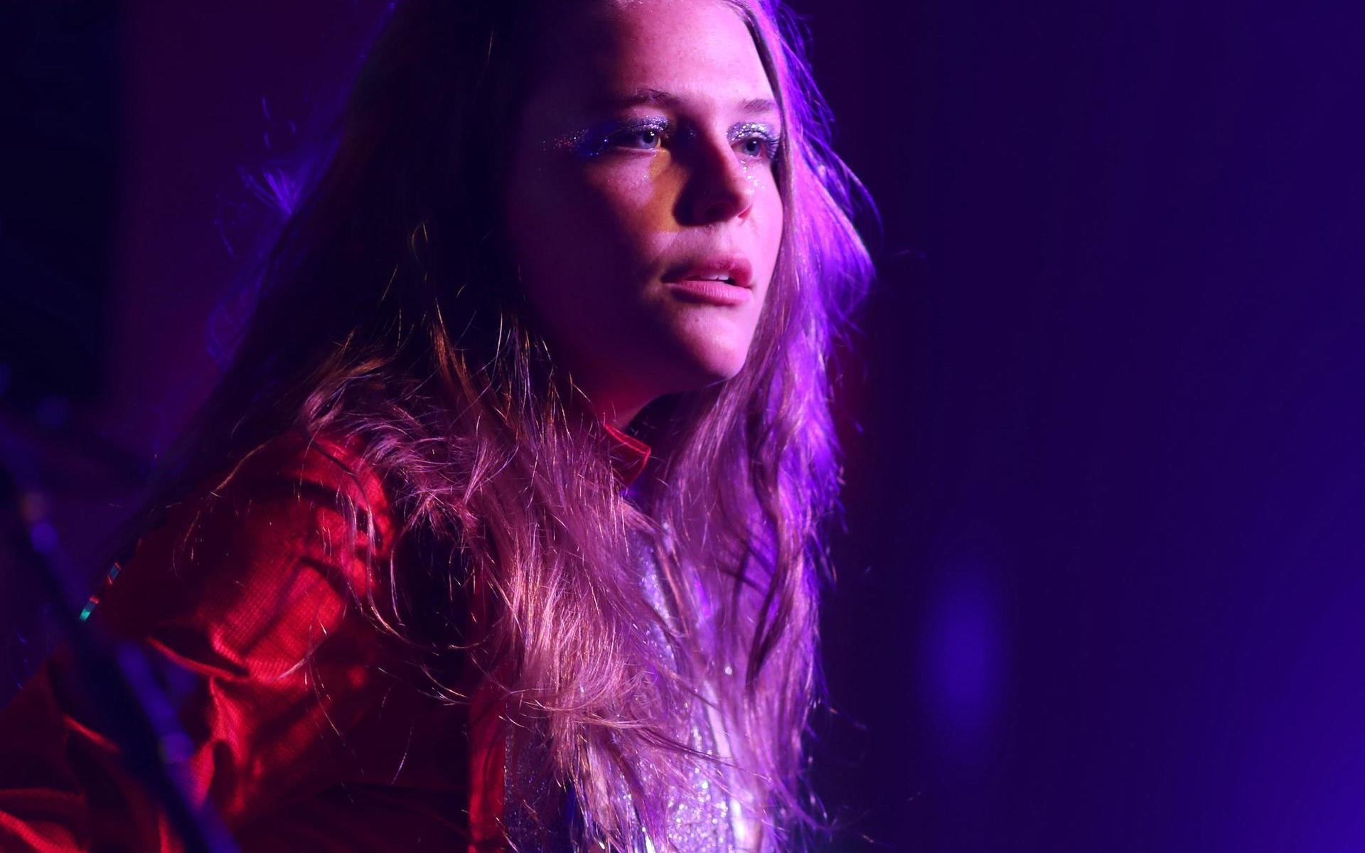 Maggie Rogers, Music sensation, Captivating performances, Vibrant energy, 1920x1200 HD Desktop