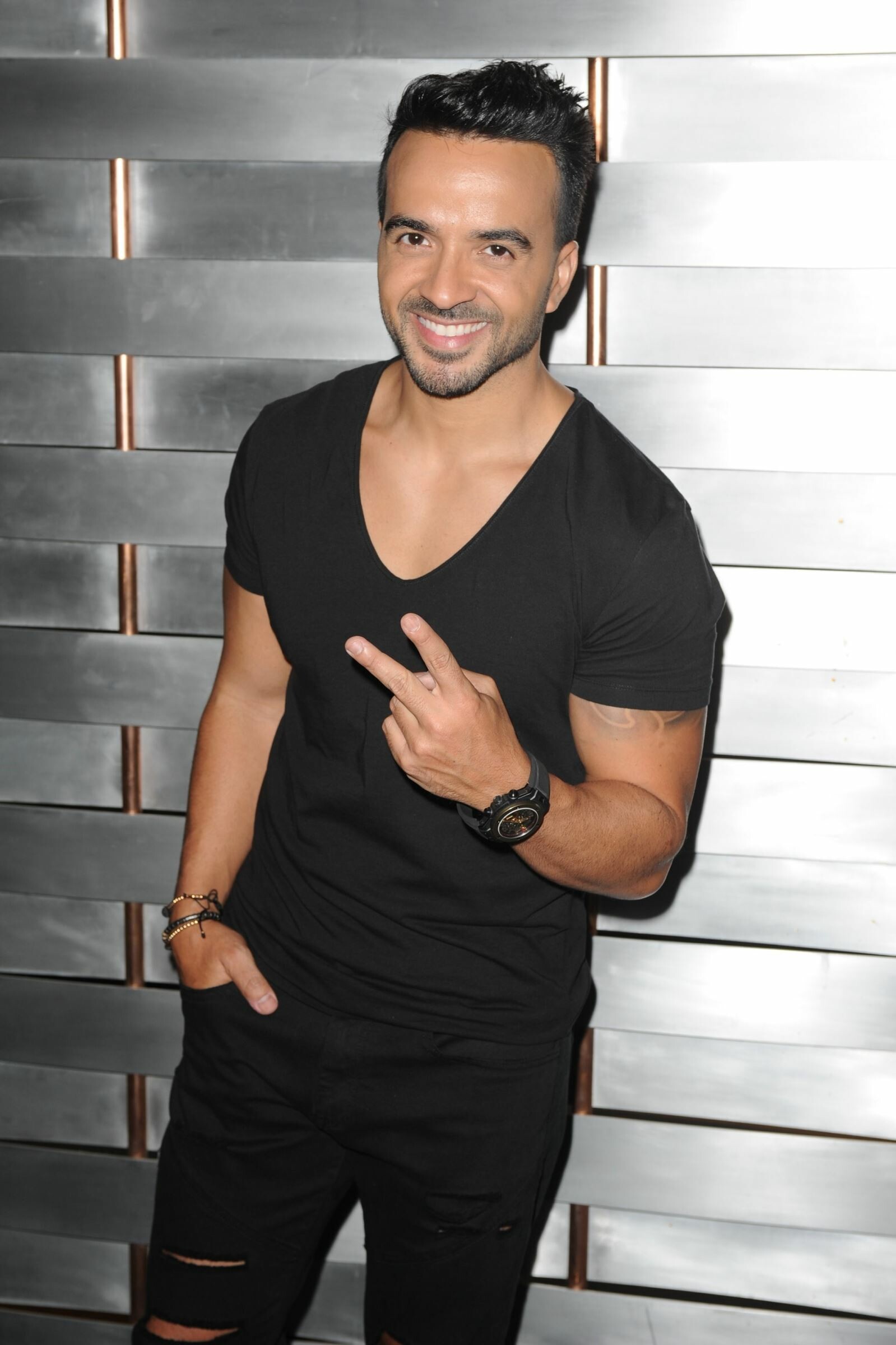 Luis Fonsi, Rising star, Hit single, Global recognition, 1600x2400 HD Phone