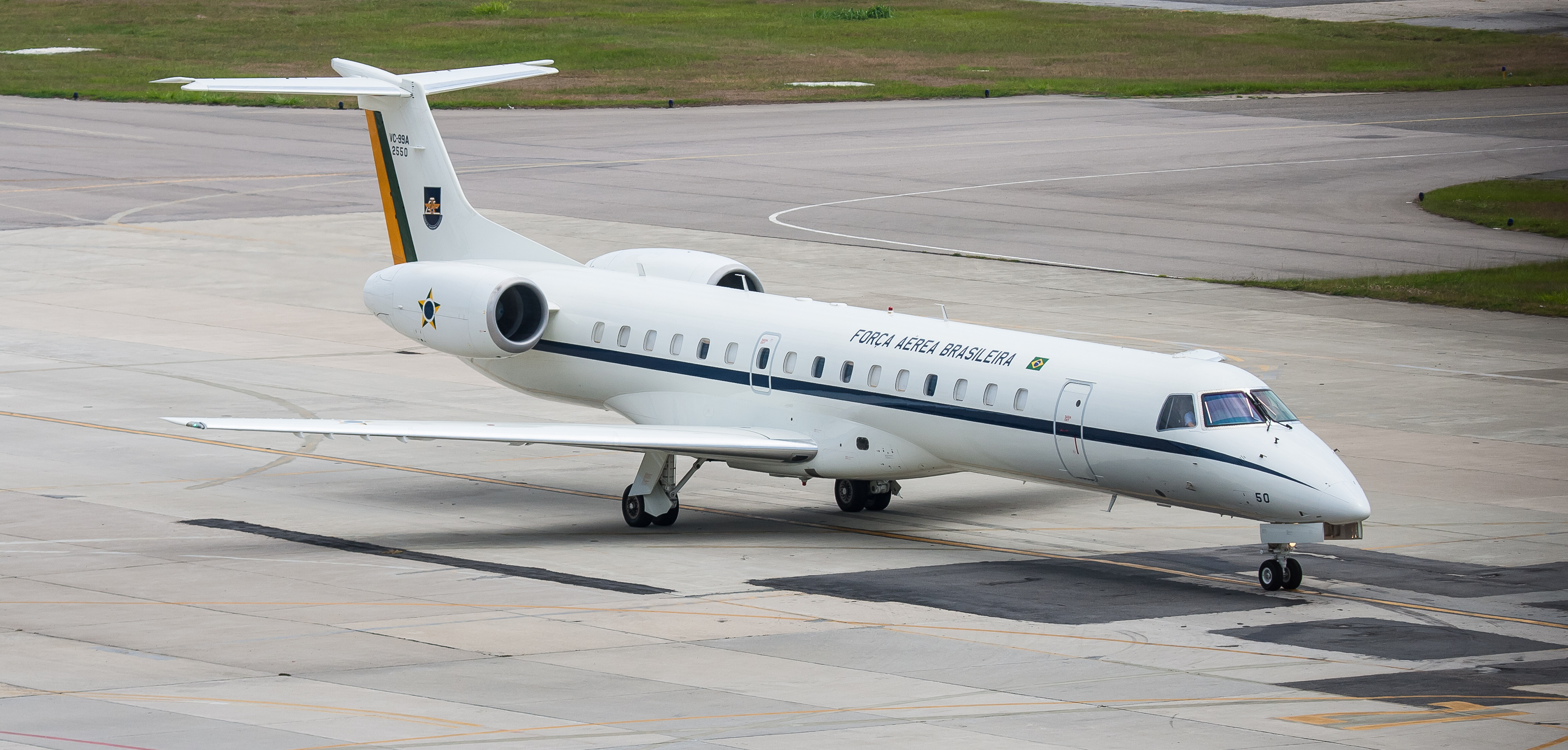 Embraer ERJ-145, Travels, Barrie Aircraft Museum, Picture 02, 3810x1820 Dual Screen Desktop