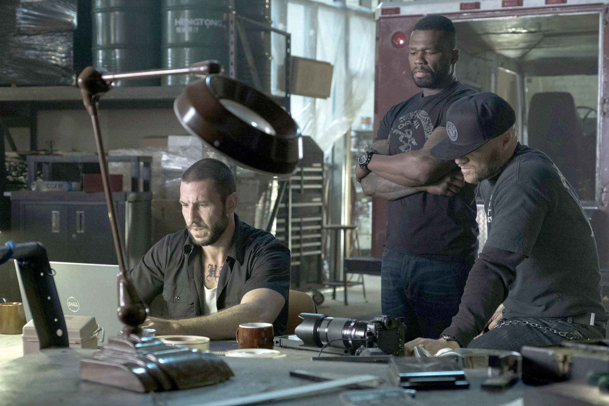 Den of Thieves, Riveting review, Crime thriller analysis, Target audience, 2000x1340 HD Desktop