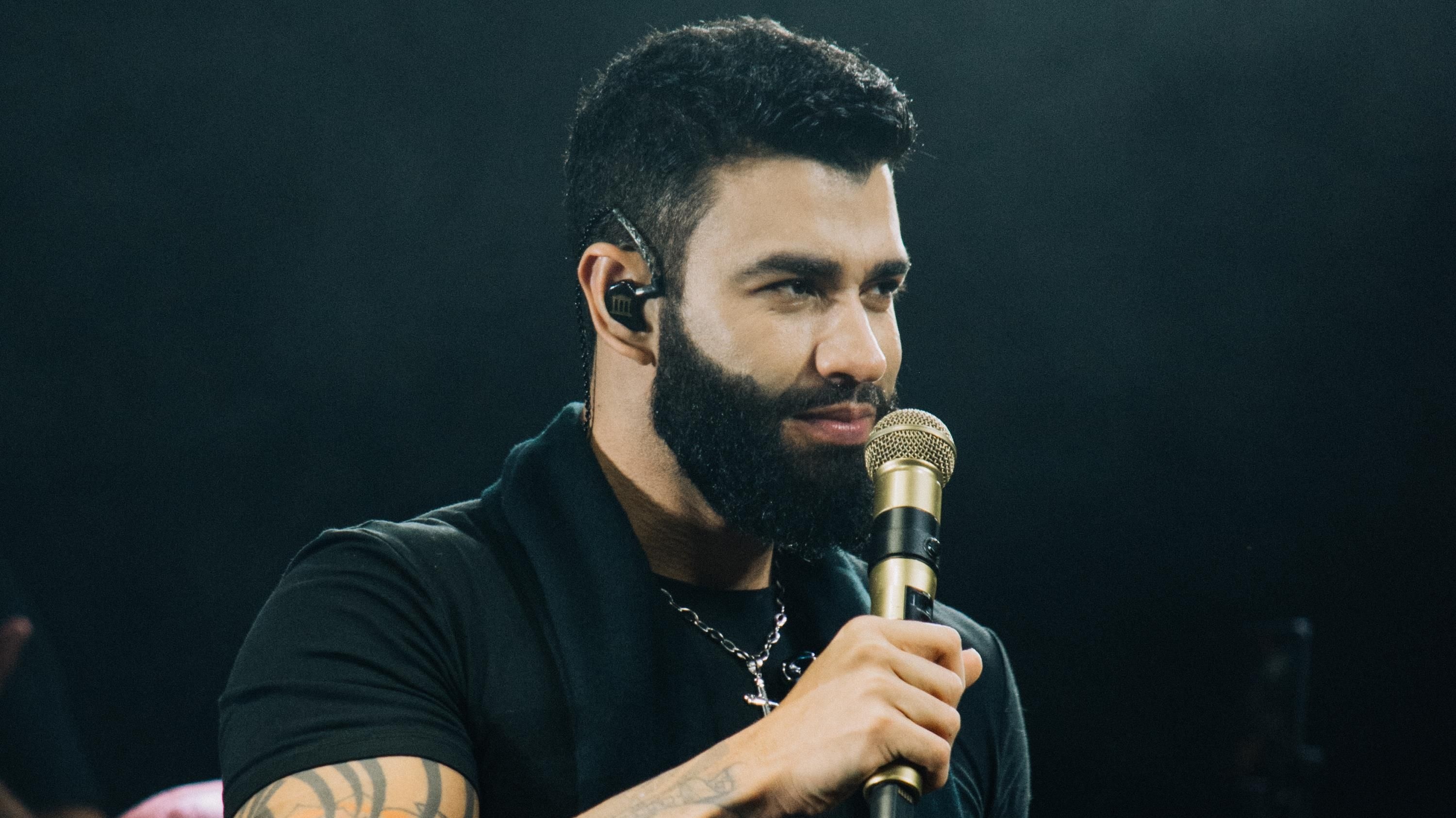 Gusttavo Lima, Show controversy, Government contract, Financial scrutiny, 3000x1690 HD Desktop