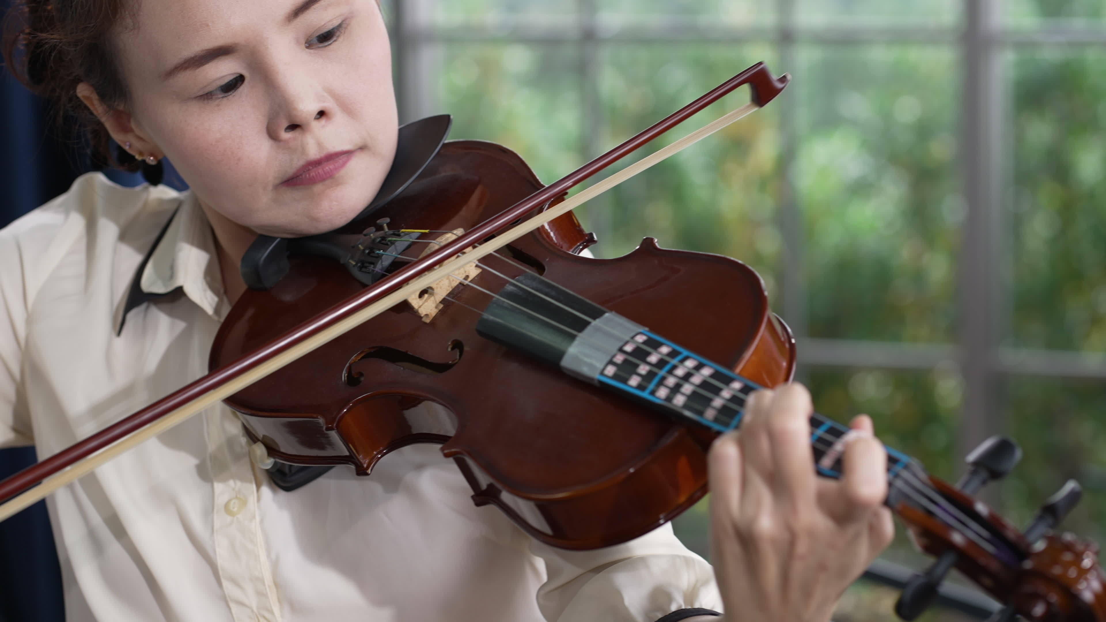 Adult woman playing, Violin mastery, Melodic expertise, Musical performance, 3840x2160 4K Desktop