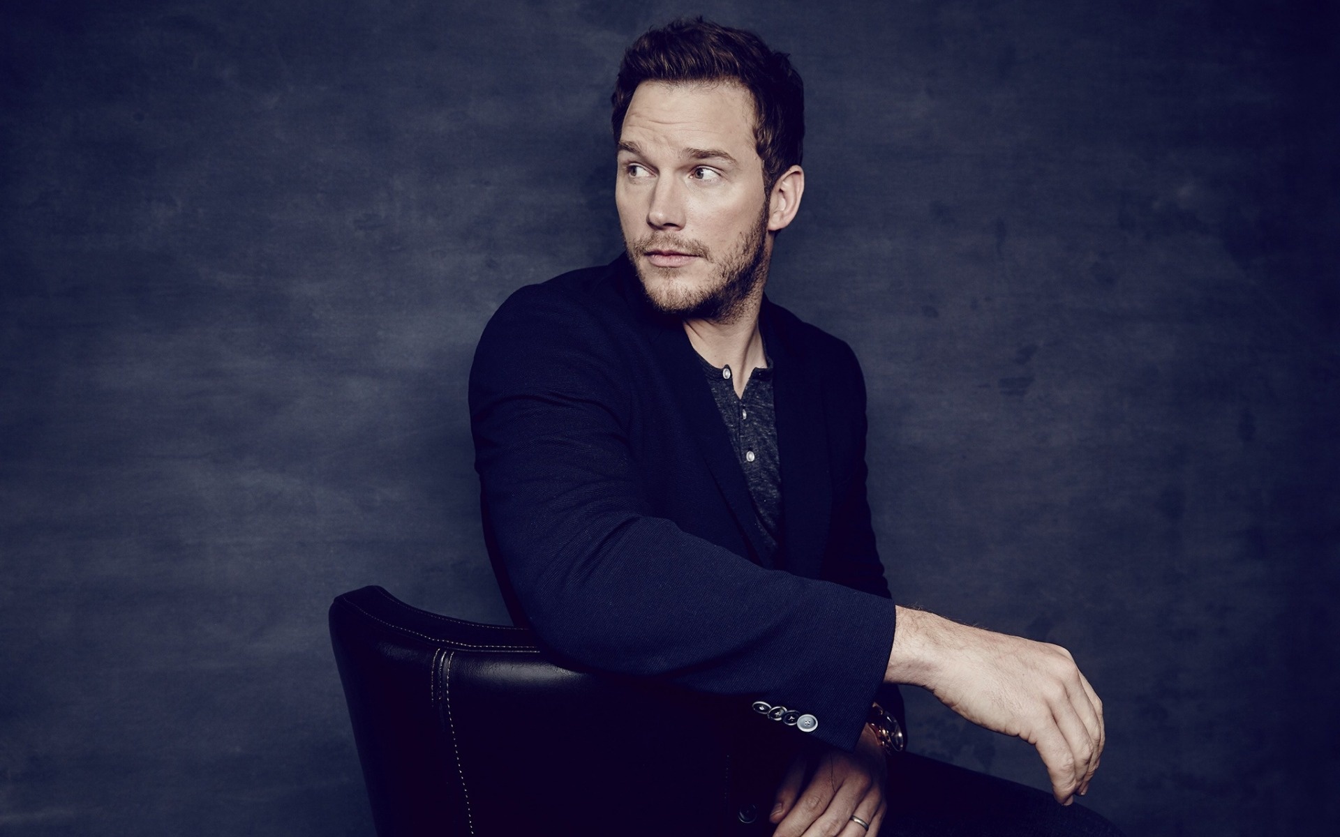 Chris Pratt, Fotoshooting portrait, Schwarze mnnliche kostm, Amerikanischer schauspieler, 1920x1200 HD Desktop