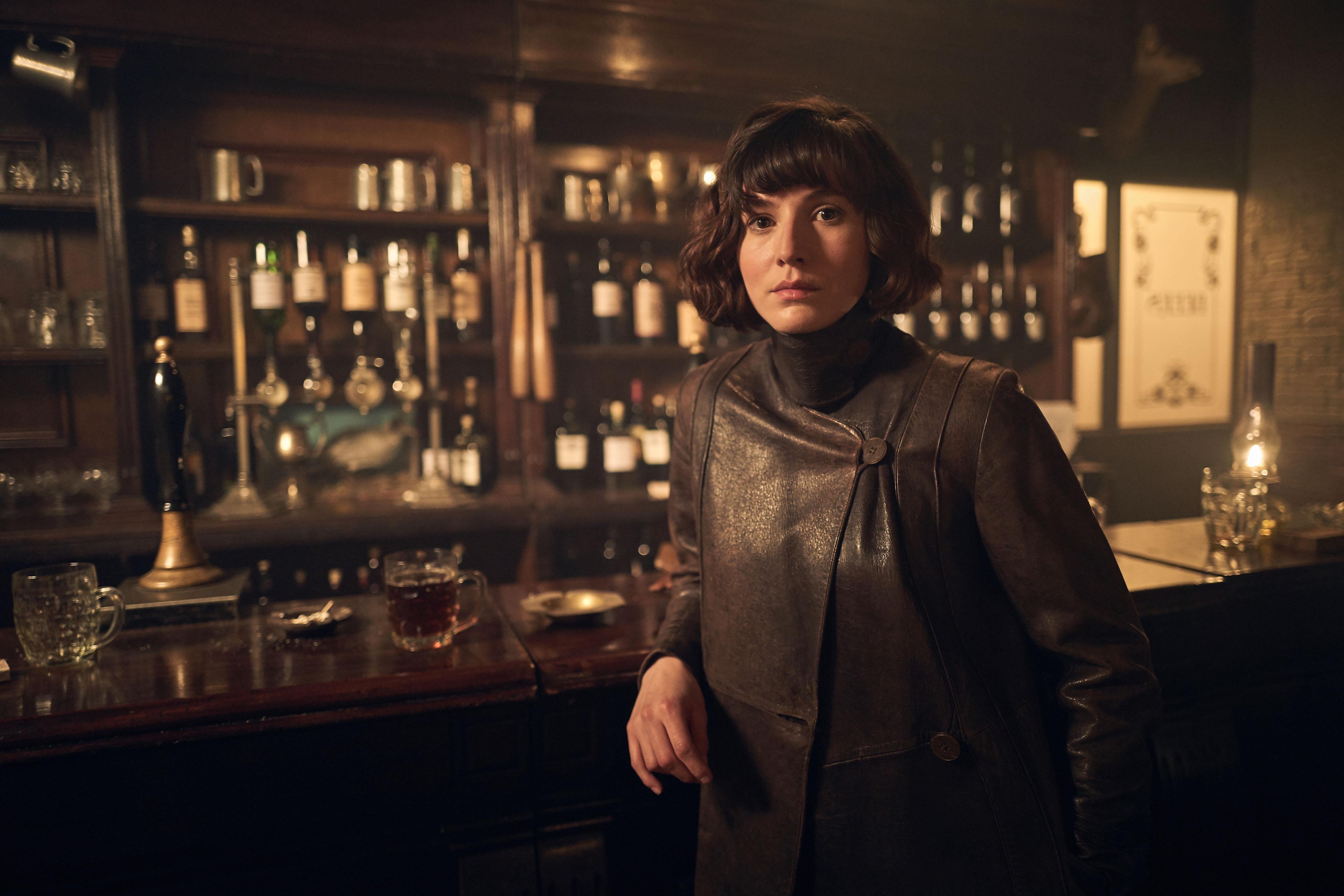Jessie Eden (Charlie Murphy), Leaning at a pub bar, Bottles and glassware counter, 4K Desktop wallpaper