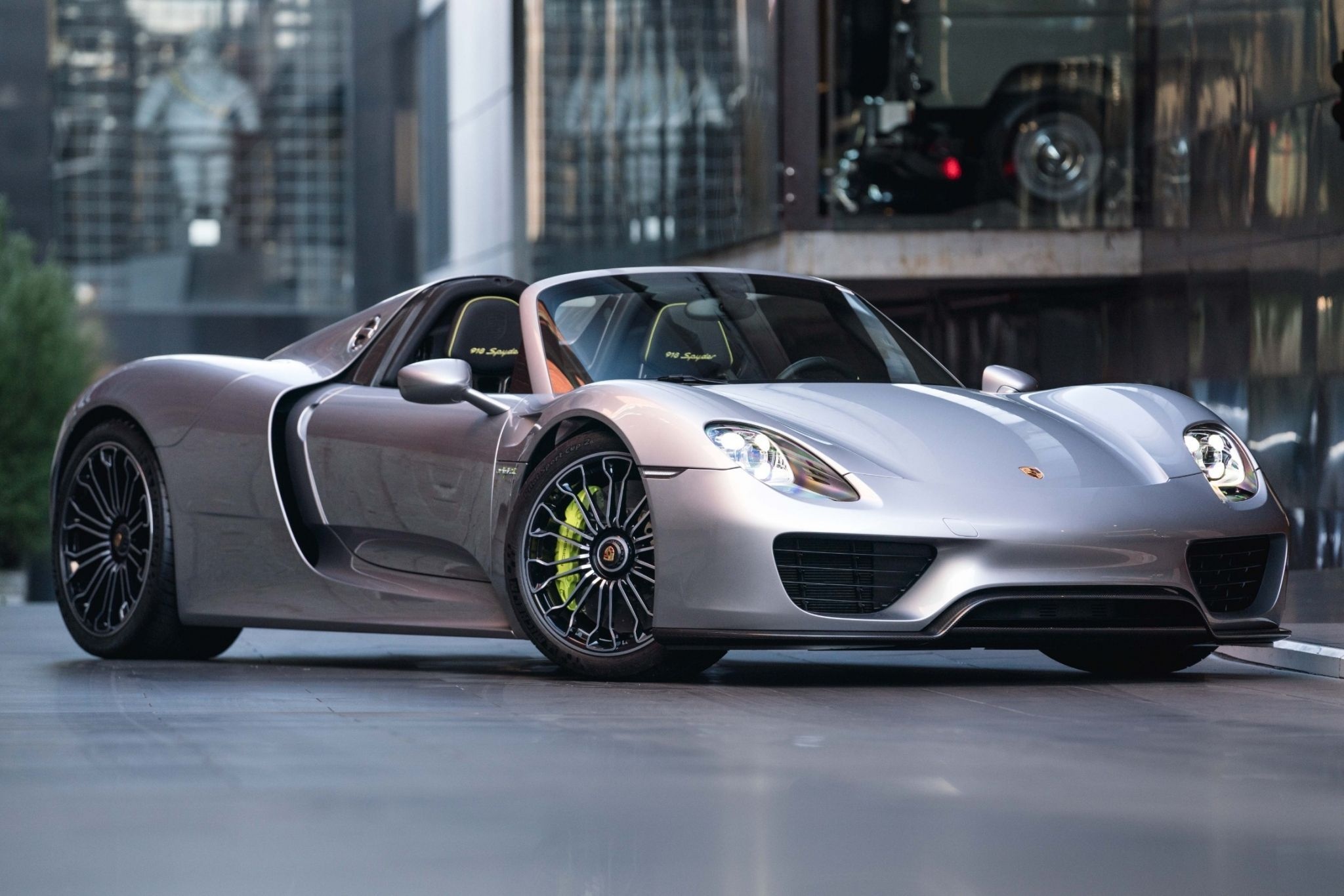 Porsche 918 Spyder, Acid green brake calipers, Urban glass building backdrop, HD Desktop wallpaper