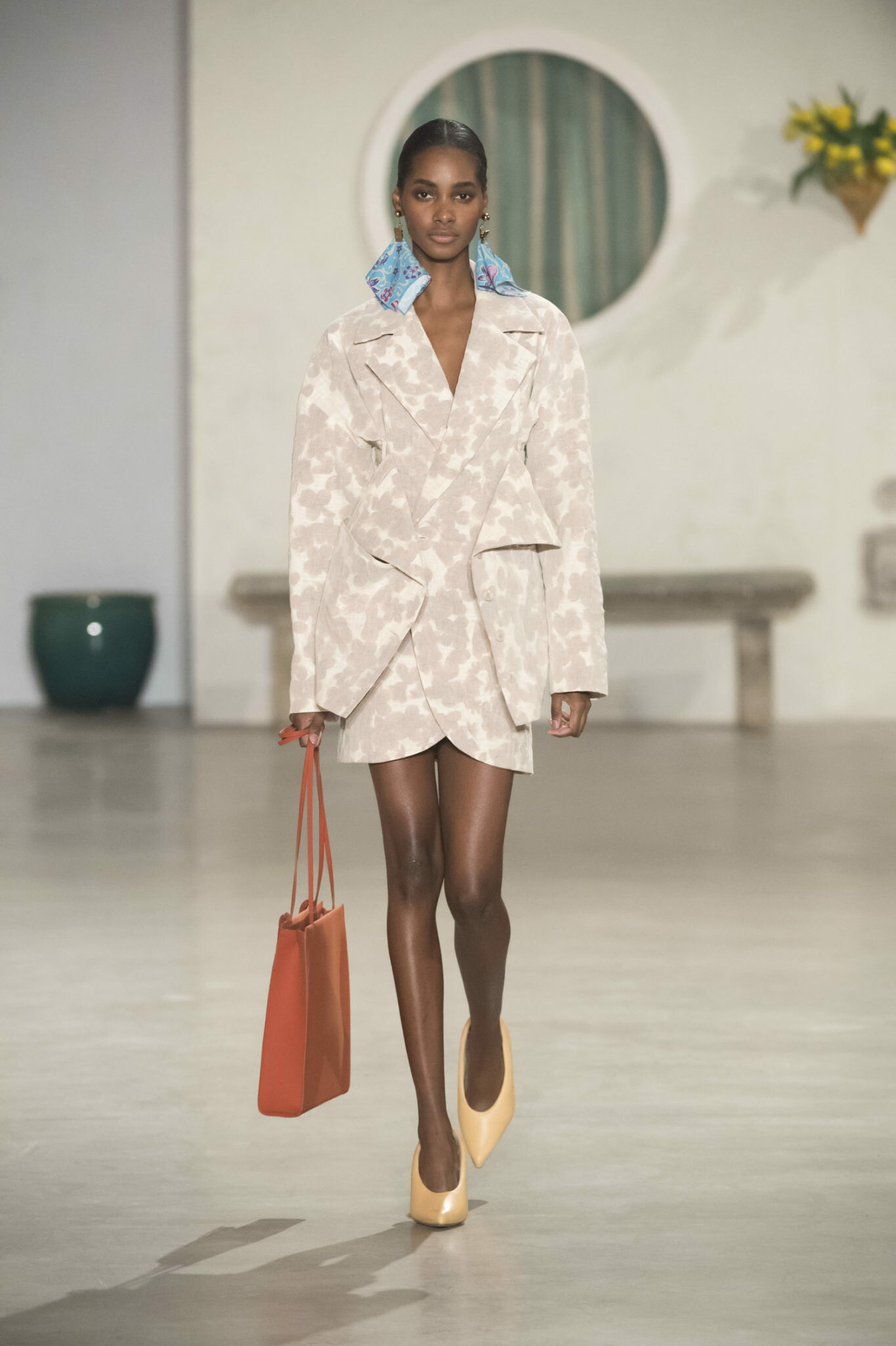 Jacquemus fashion, Paris RTW, Fashion-forward collection, Shoji Fujii photography, 1370x2050 HD Phone