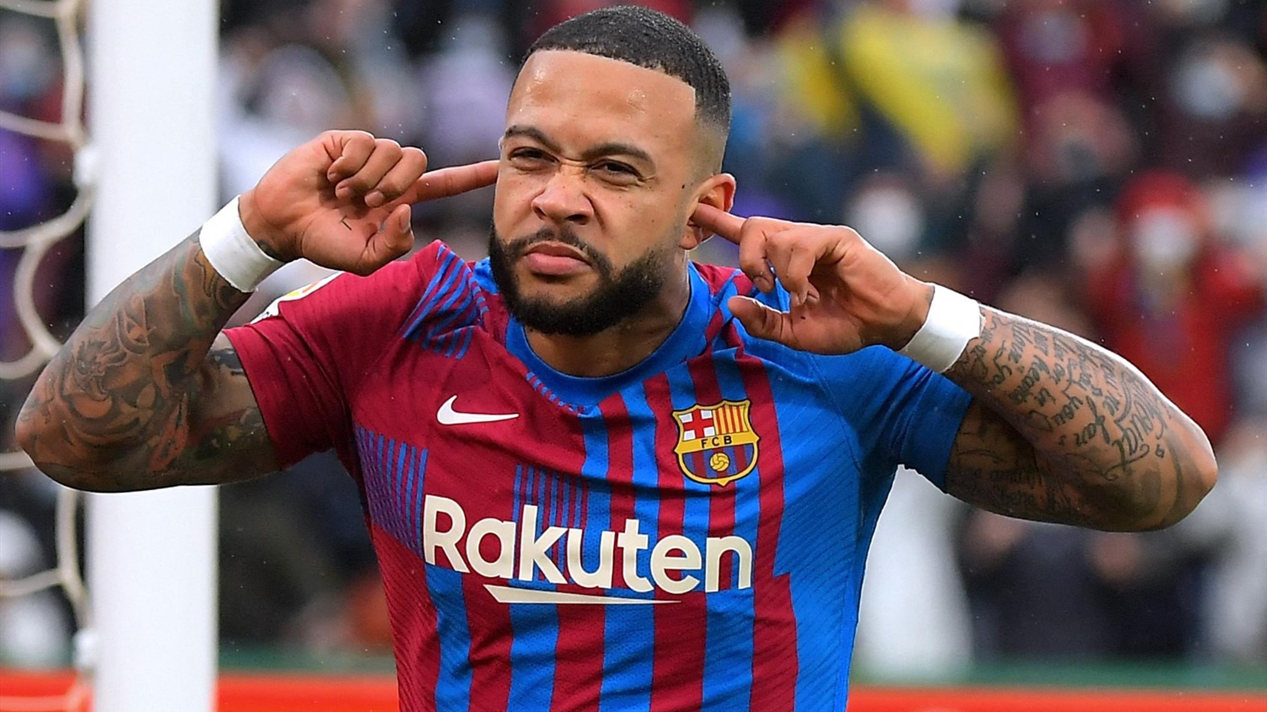 Memphis Depay barcelona, Comeback victory, Last-minute penalty, Exciting football match, 2560x1440 HD Desktop