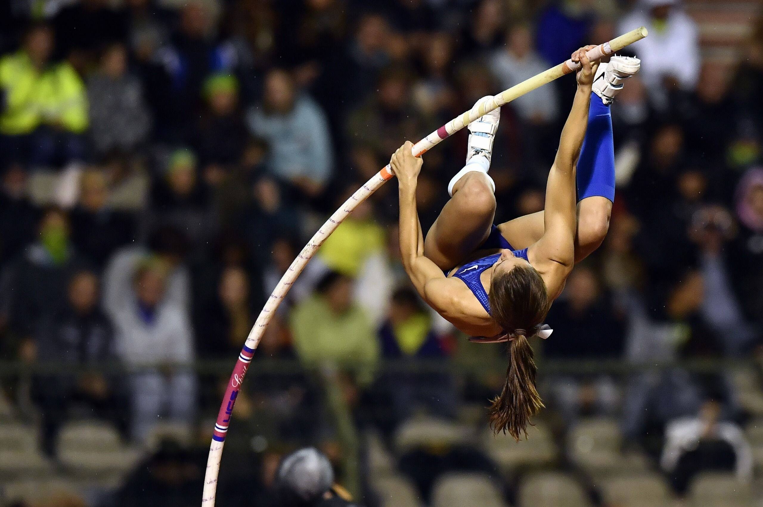 Katerina Stefanidi, Persevering athlete, Pole vault competition, Sporting triumph, 2560x1710 HD Desktop