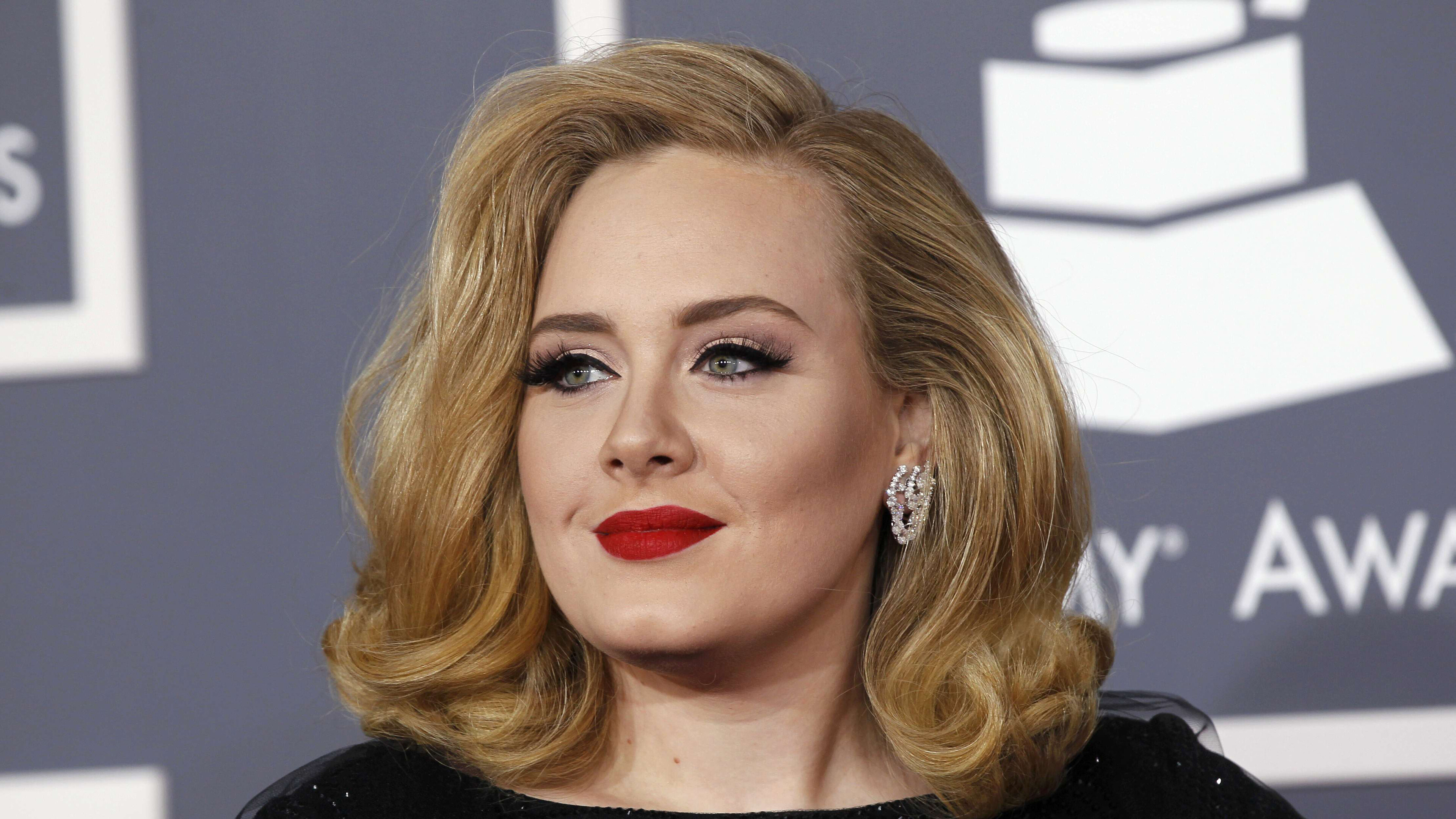 Adele, Vocal dynamo, Mesmerizing stage presence, Captivating performances, 3840x2160 4K Desktop