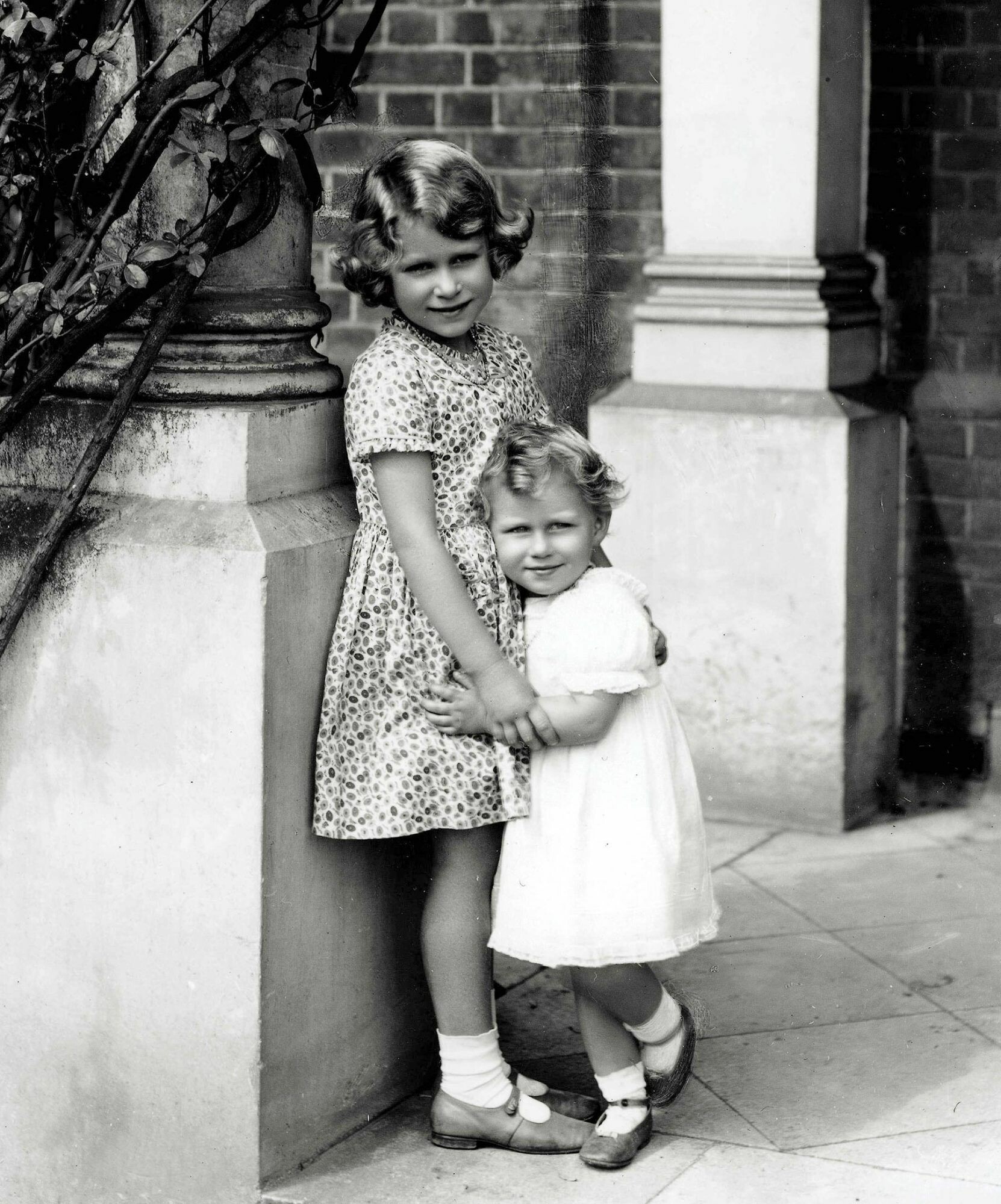 Celebrity Babies, Queen Elizabeth, Princess Margaret, Queen Elizabeth's Youth, 1670x2000 HD Phone