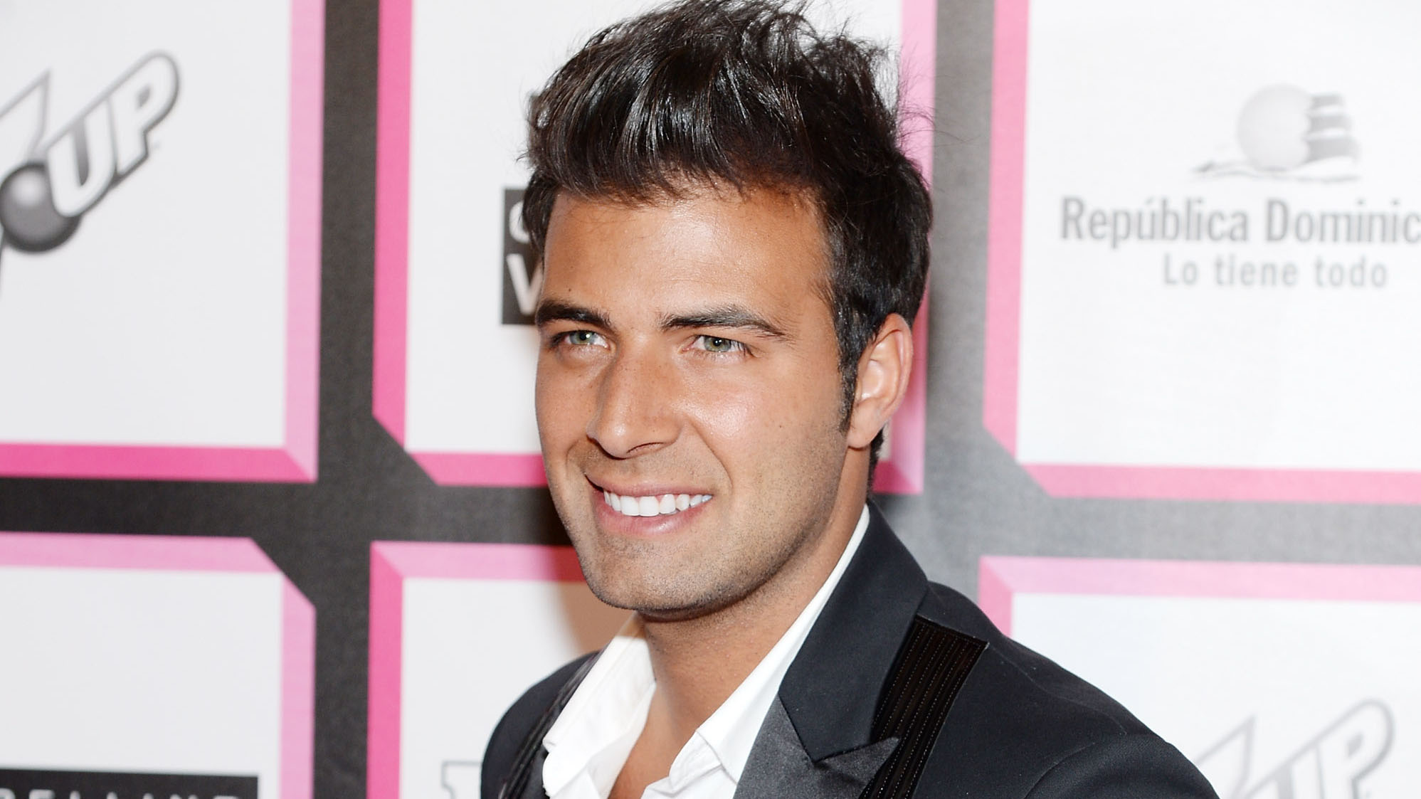 Times Square New Year's Party, Cuban actor Jencarlos Canela, Ball drop, Festive celebration, 2000x1130 HD Desktop