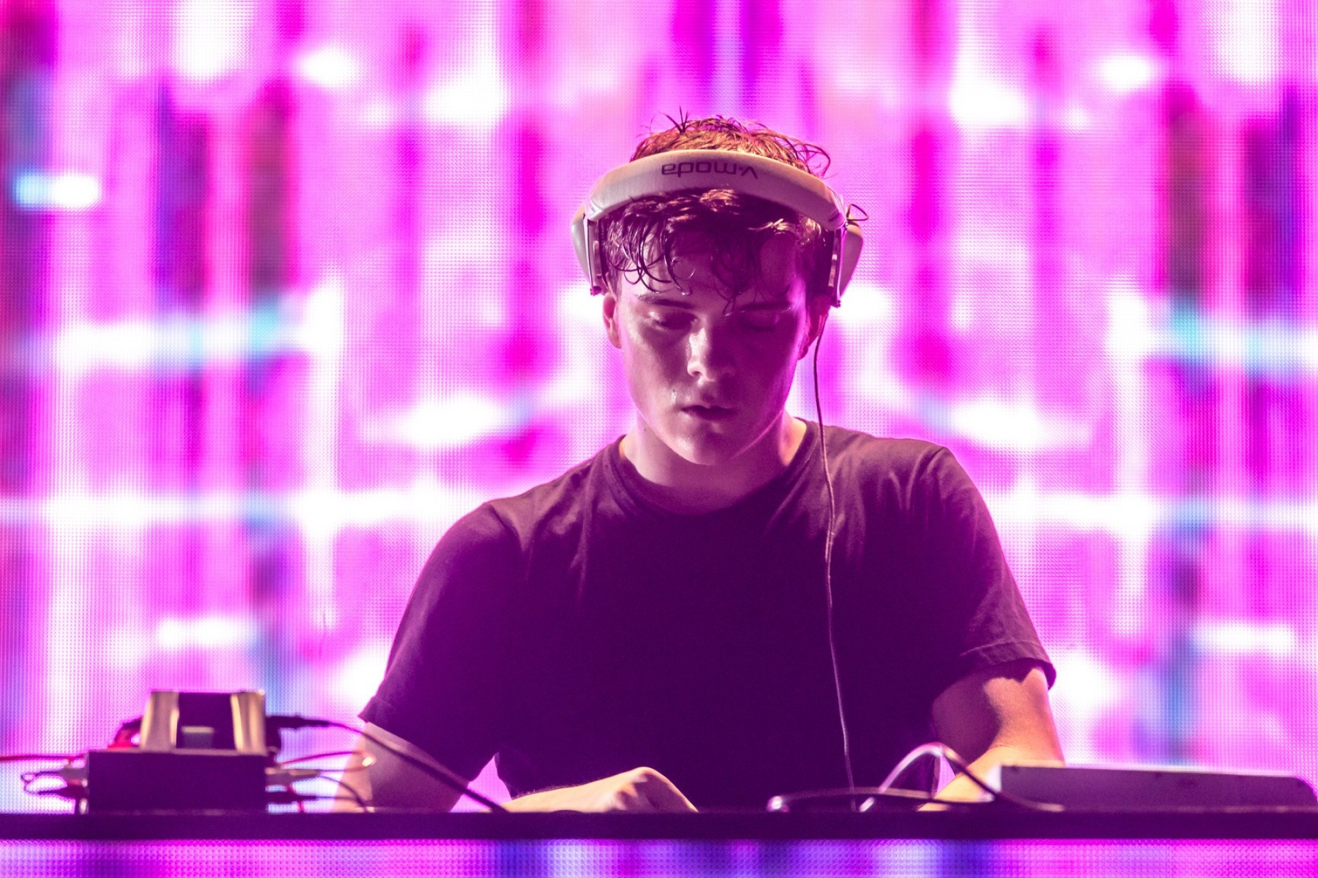 Martin Garrix, Playing Skrillex track live, 1920x1280 HD Desktop