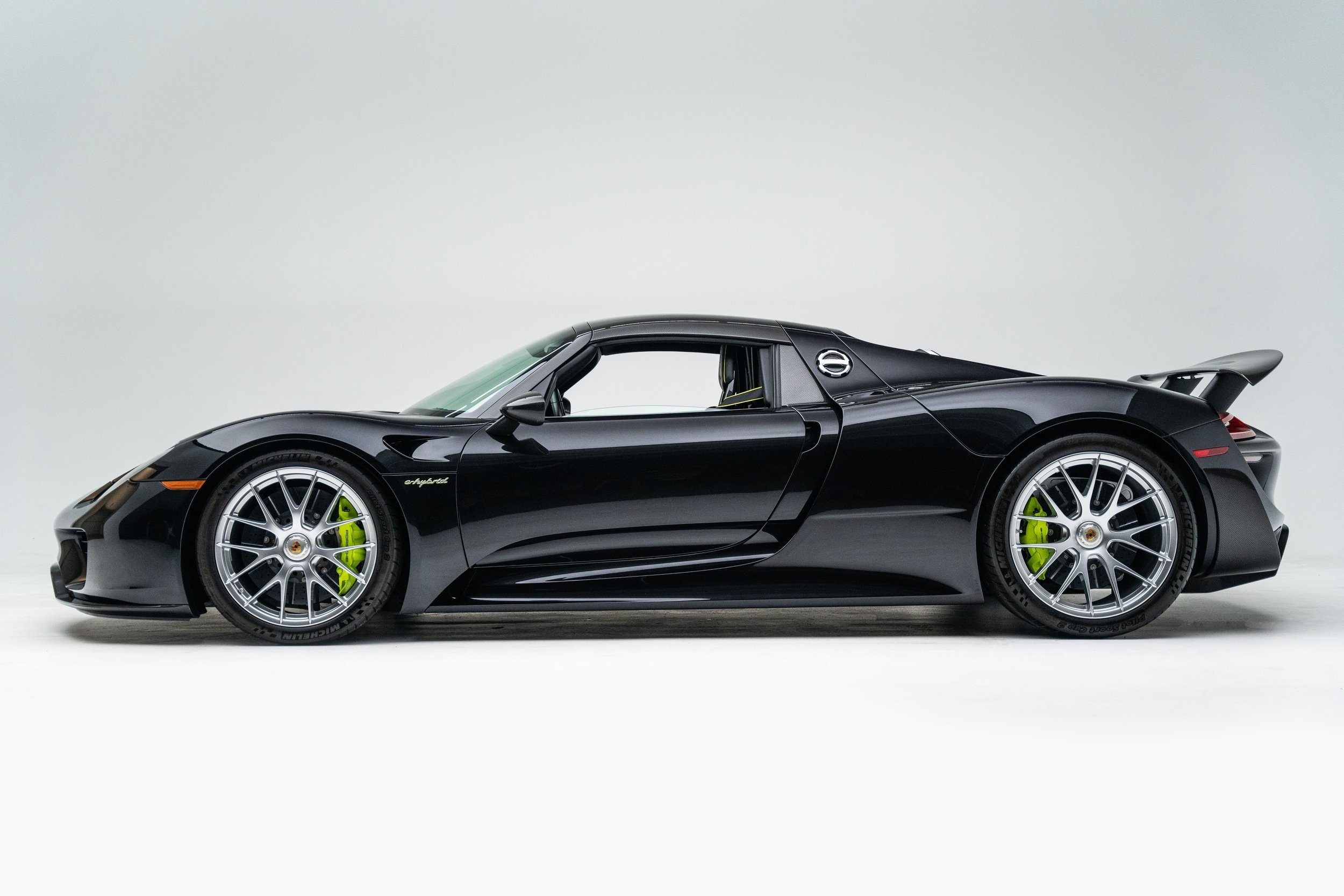 Black Porsche 918 Spyder, Acid green brake calipers, White studio backdrop, HD Desktop wallpaper