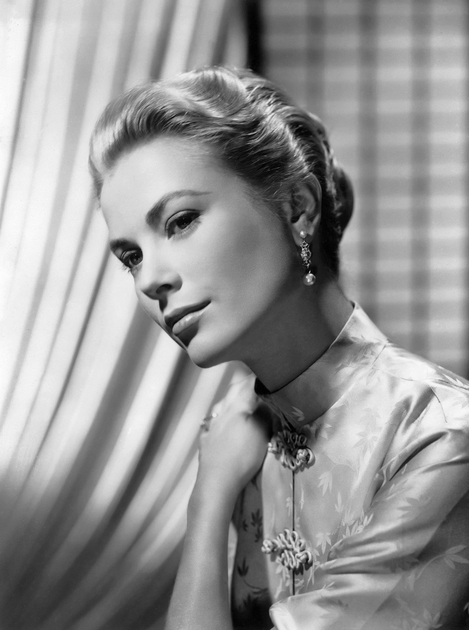 Grace Kelly Movies, Classic Hollywood, Grace Kelly's charisma, Iconic actress, 1570x2100 HD Phone