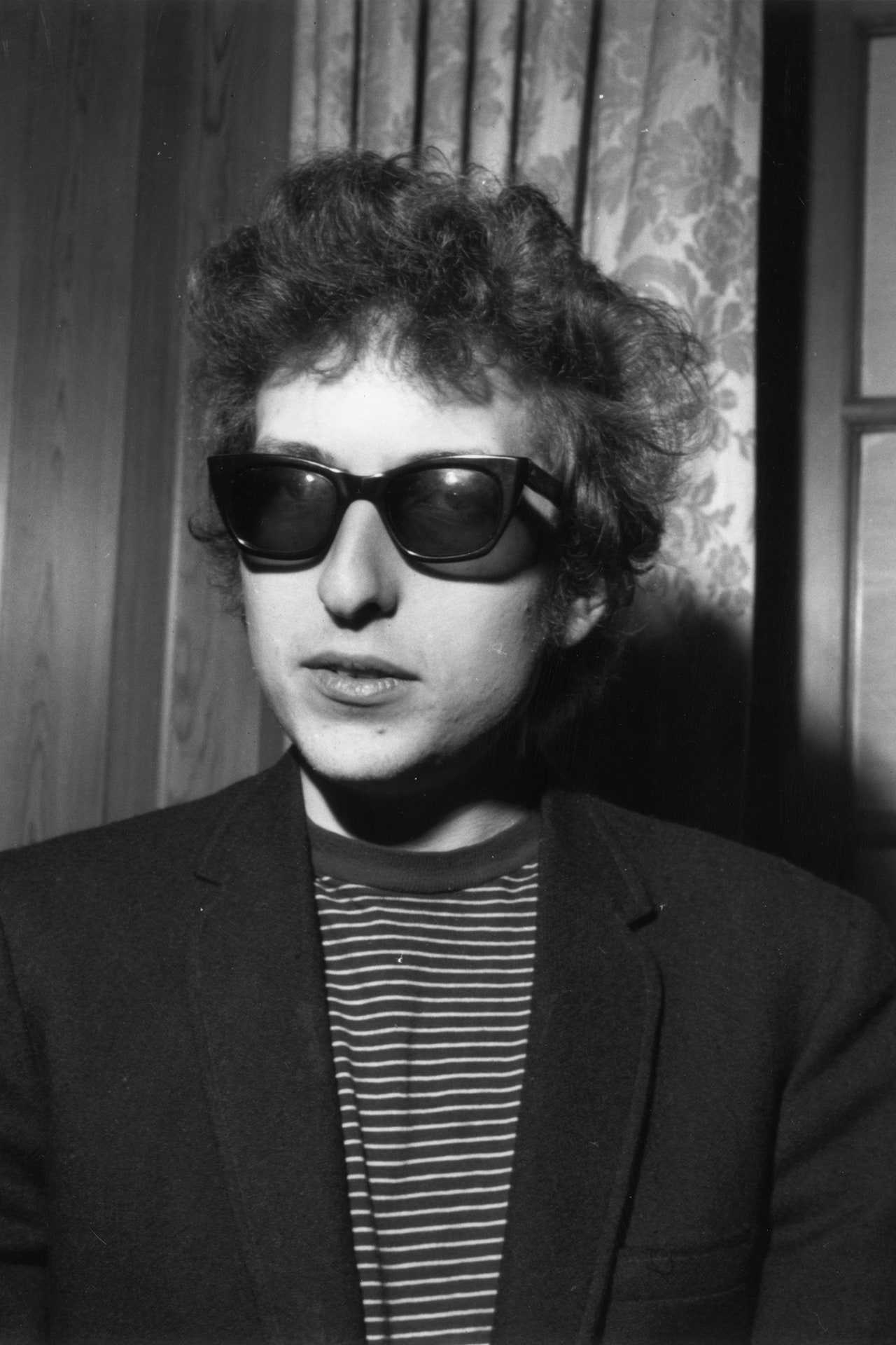 Bob Dylan, Wallpaper element, Timeless artist, Iconic presence, 1280x1920 HD Phone