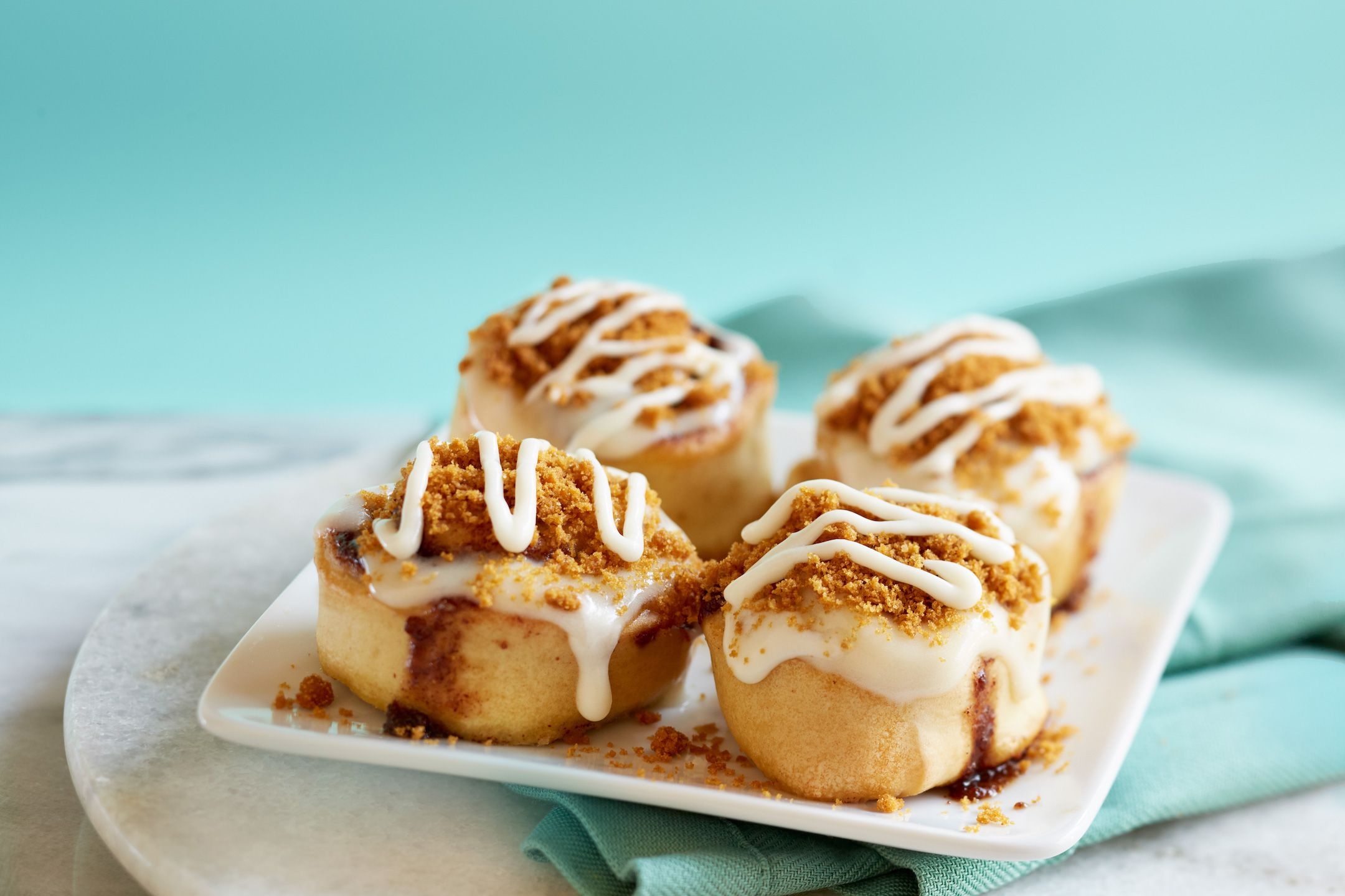 Cinnabon, Improved cinnamon rolls, Irresistible aroma, Fluffy texture, 2160x1440 HD Desktop