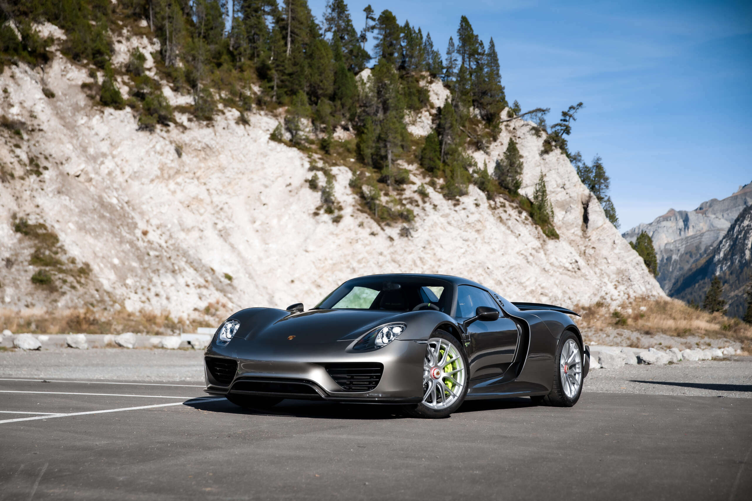 Porsche 918 Spyder, Rocky mountain cliff, Acid green brake calipers, HD Desktop wallpaper